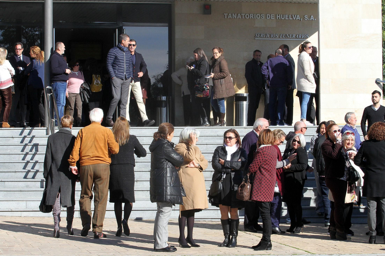 Condolencias a la familia García Palacios durante la mañana en el tanatorio, en imágenes