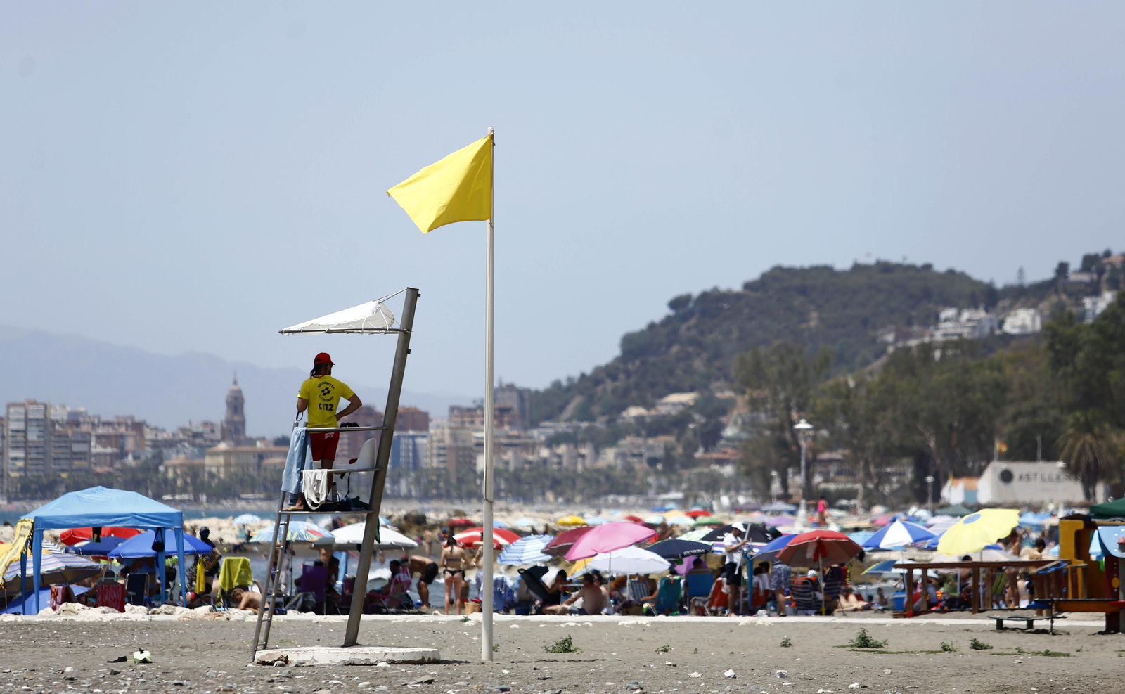 Bañistas, esta mañana, en la capital.