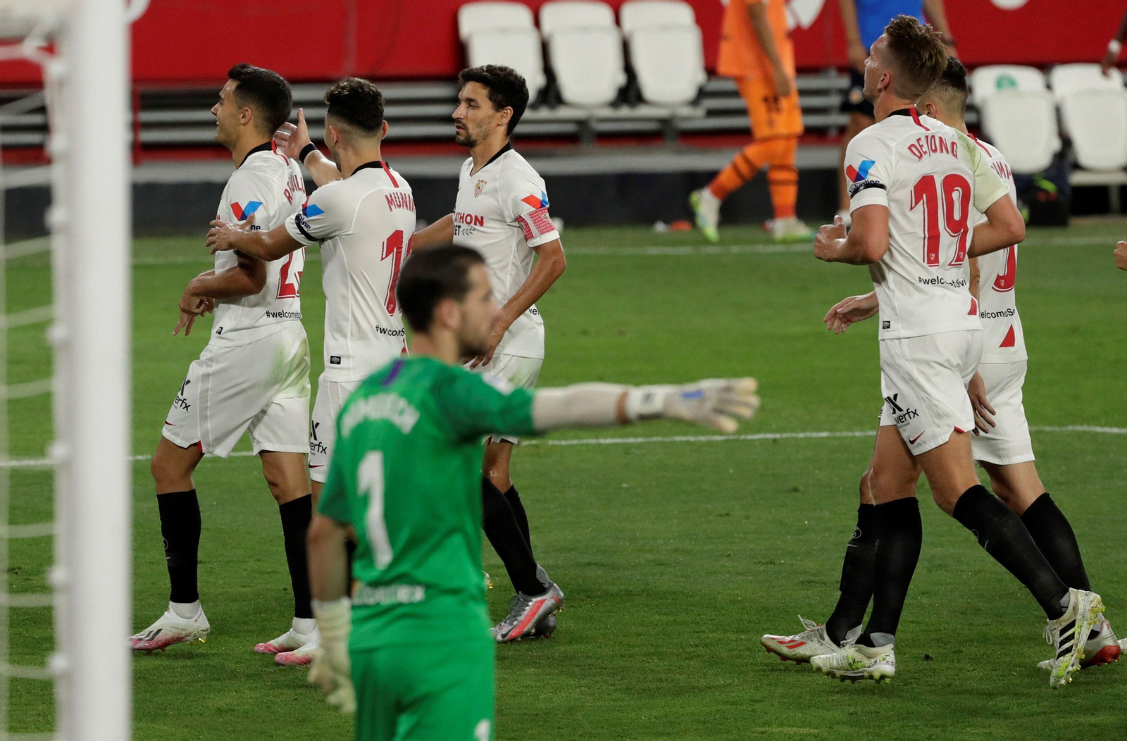 Los jugadores sevillistas celebran el último gol de la Liga a puerta cerrada.