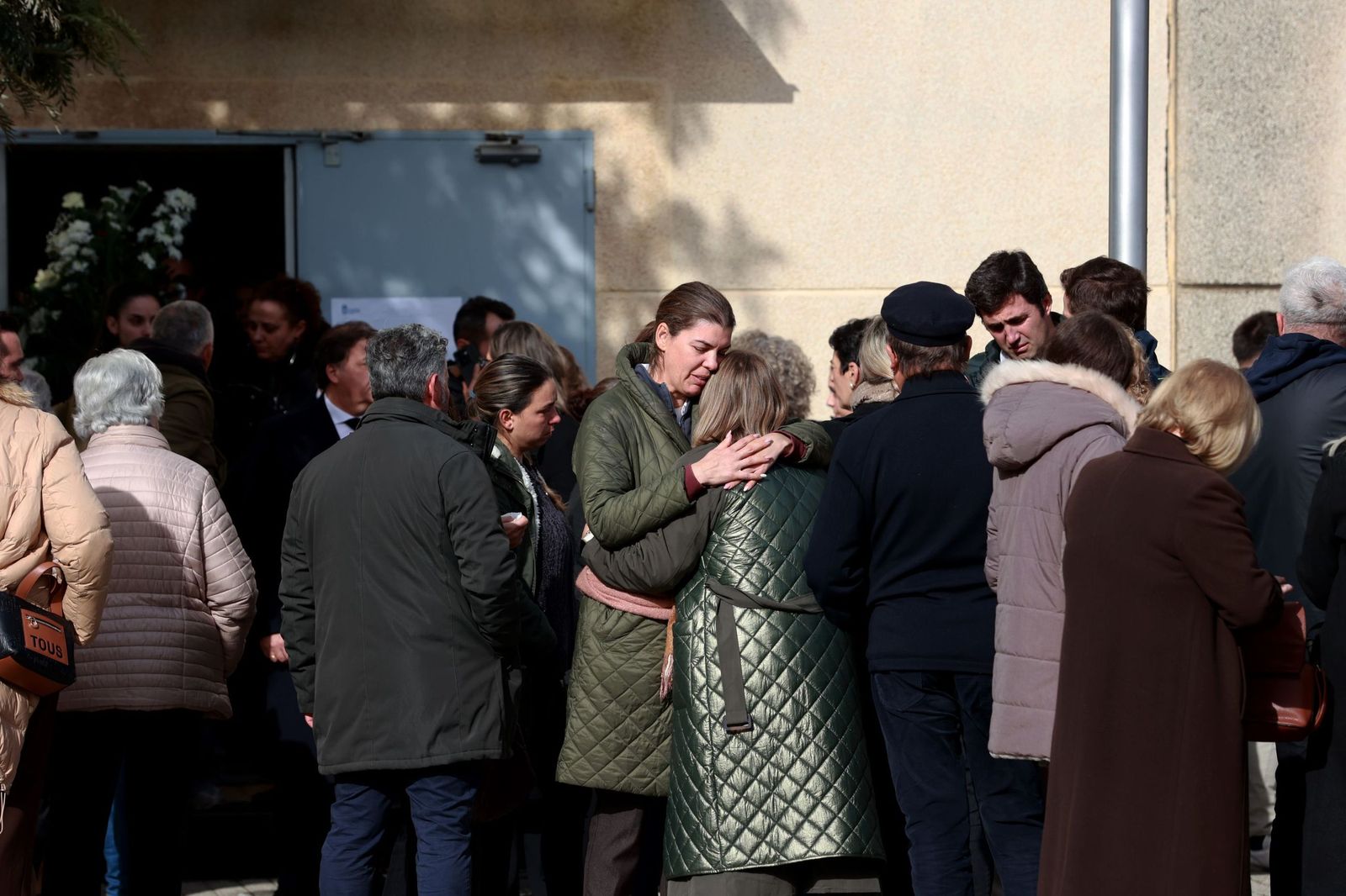 Dolor y desolación en Aljaraque: Las fotos de la desgarradora despedida a la familia Zamorano fallecida en Adamuz