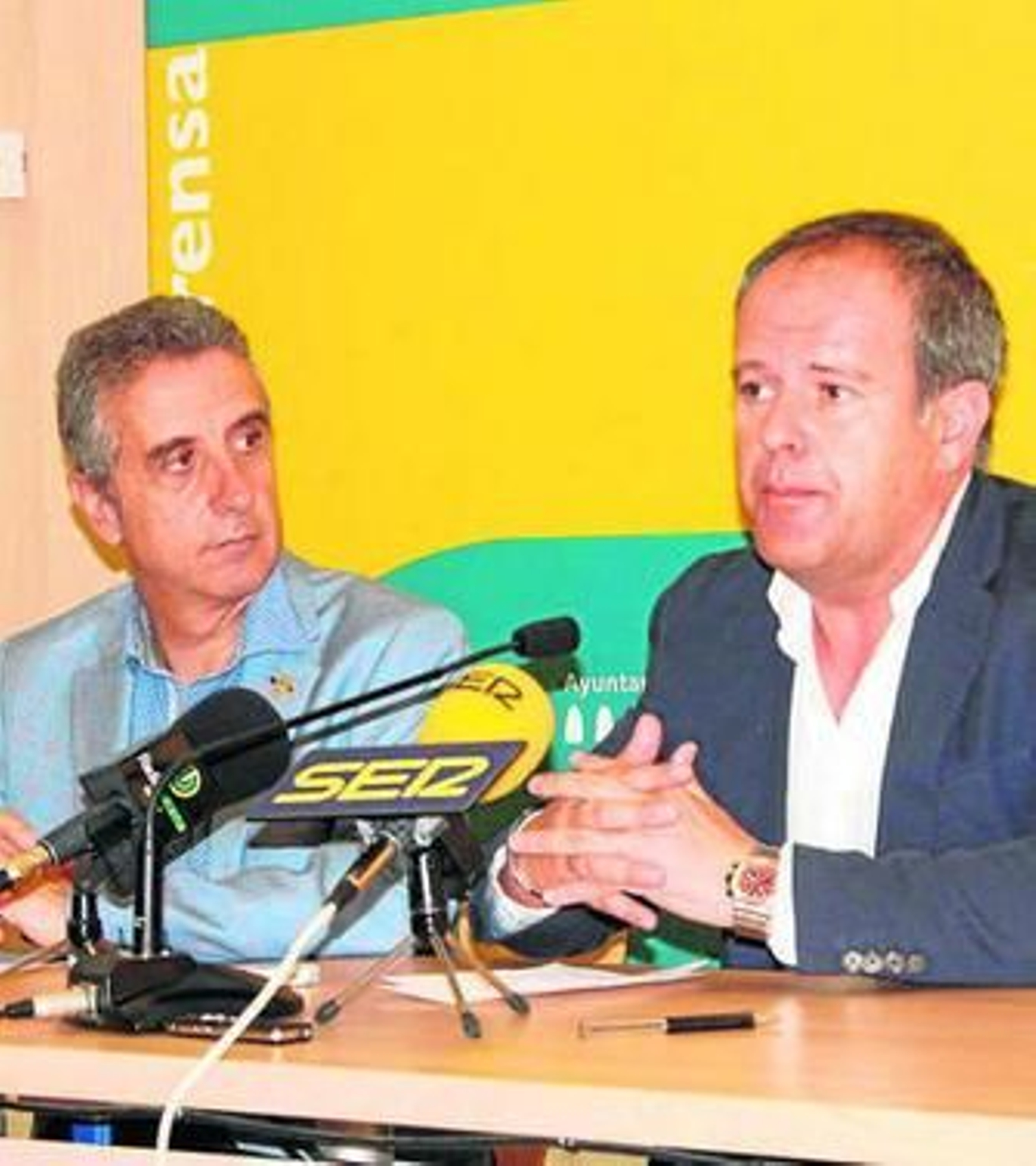 El alcalde, Juan Pérez, y el delegado de Medio Ambiente. El alcalde, Juan Pérez, y el delegado de Medio Ambiente.