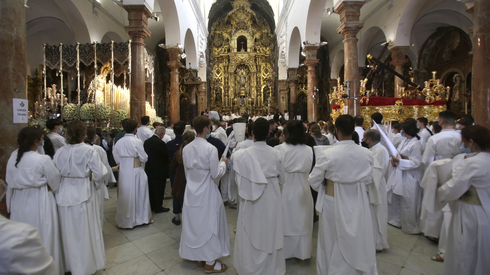 Nazarenos de la Candelaria una vez que se había suspendido la estación de penitencia.