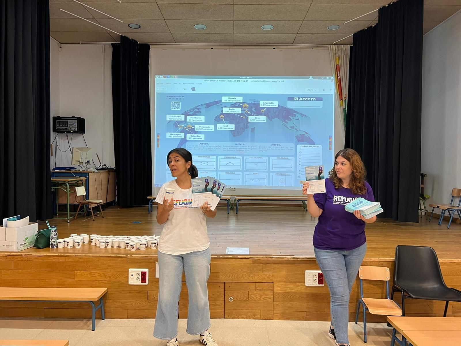 Personal de Accem durante su trabajo estos días en el CEIP Borbolla.