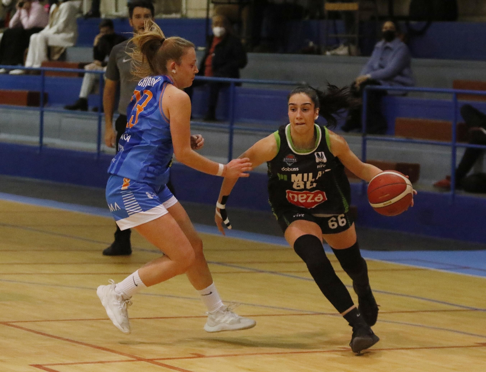 Carlota Menéndez bota la pelota ante una rival.