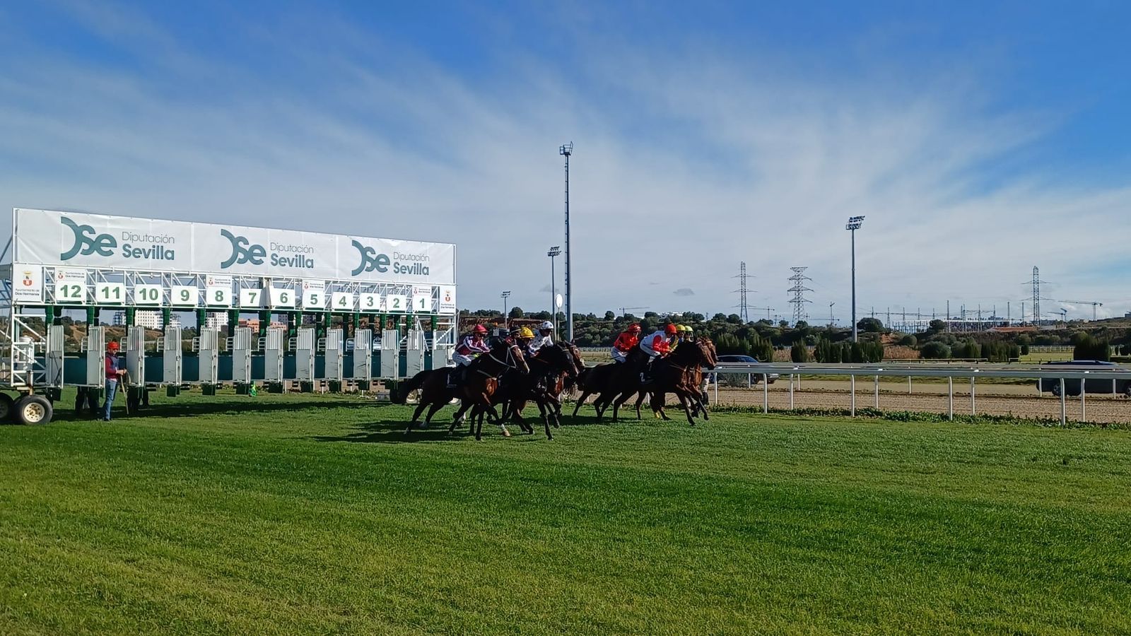 Salida desde los cajones en una de las carreras del día en el Gran Hipódromo de Andalucía en Dos Hermanas.