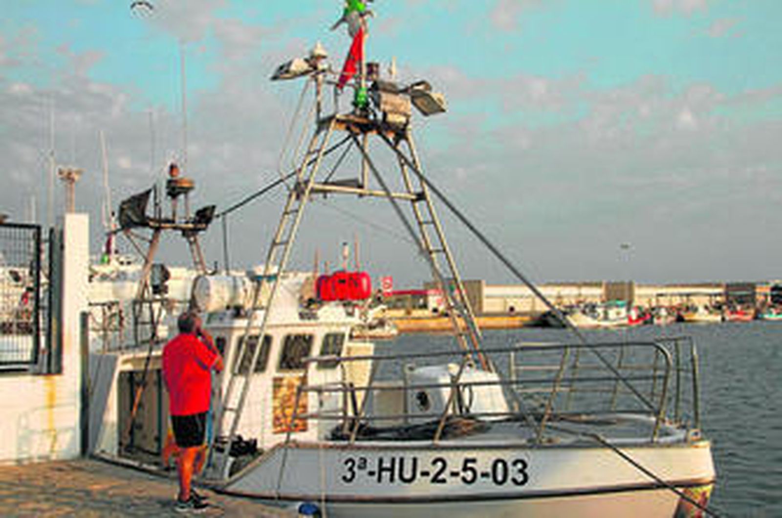 Un pesquero marroquí agrede a dos barcos de la flota gaditana