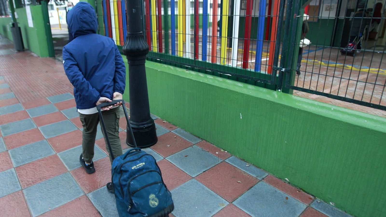 Un alumno entra al colegio San Isidro de Los Barrios, este lunes.