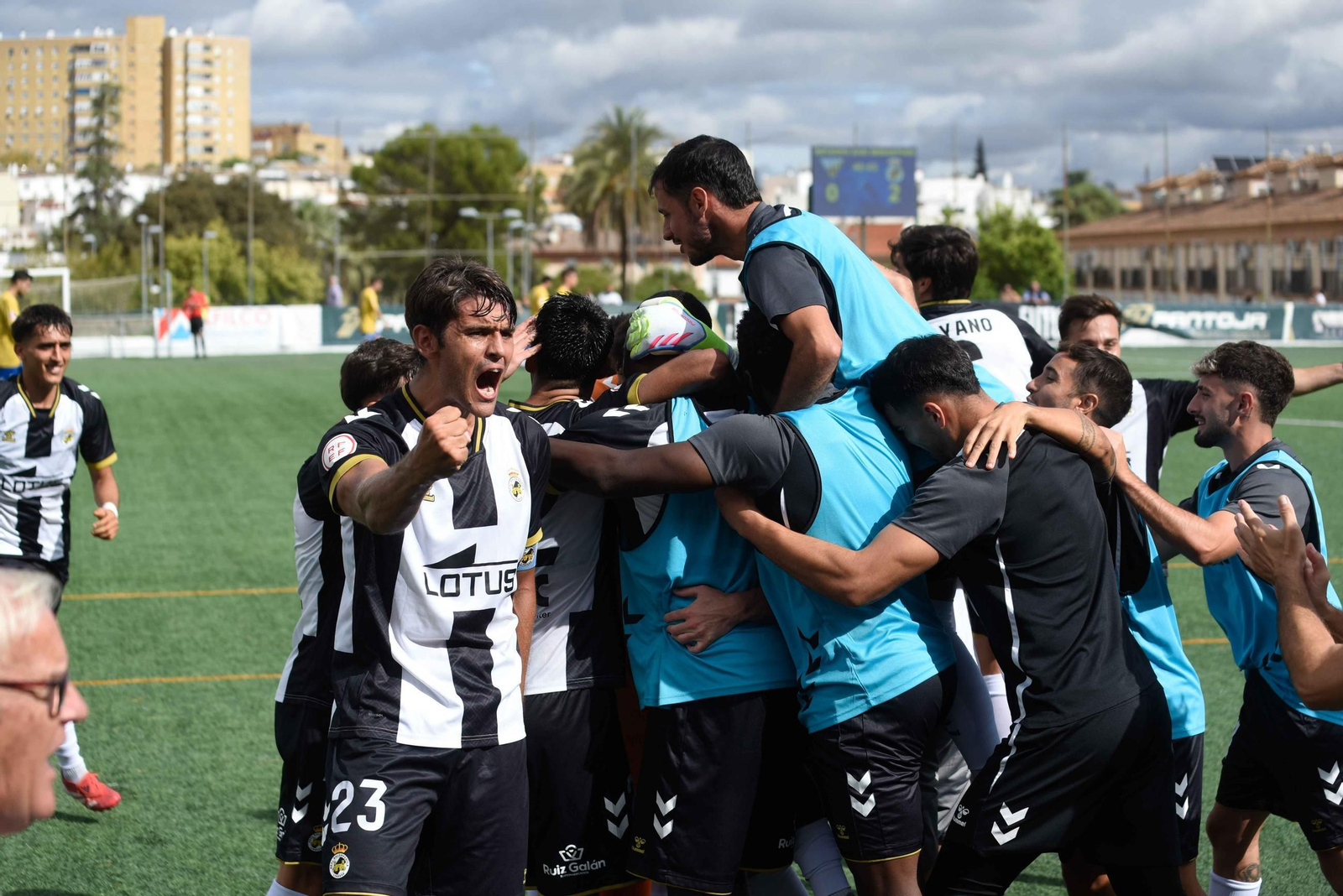 Partido entre el Tomares y la Real Balompédica Linense