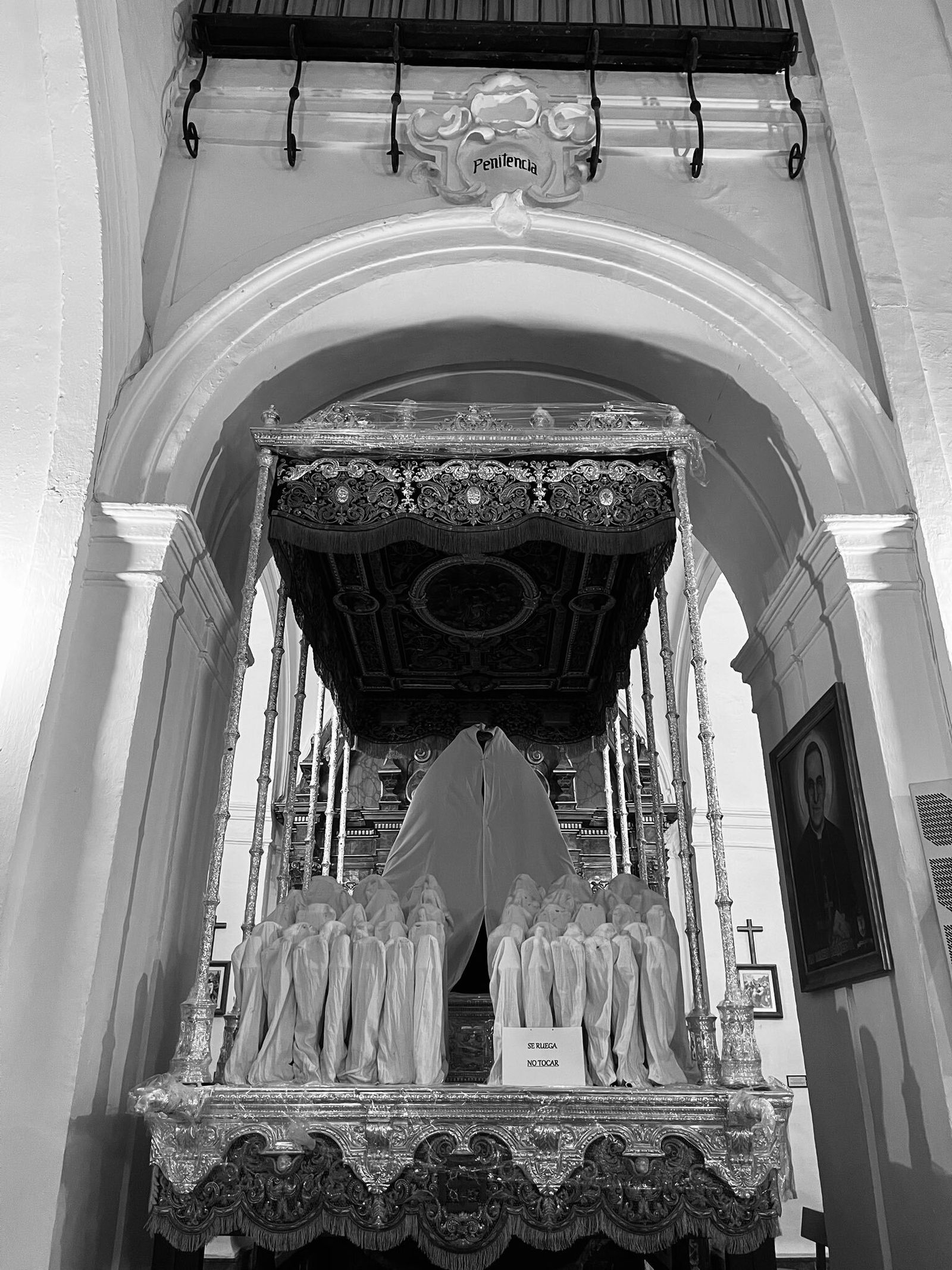 El palio de Santa Cruz montado en su iglesia