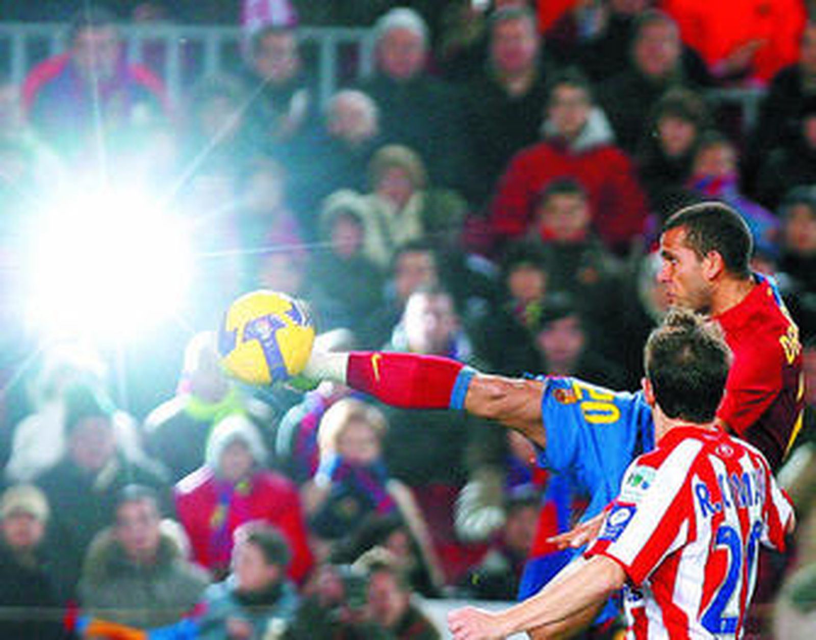 Dani Alves golpea el balón de forma acrobática en presencia del asturiano Raúl Cámara.