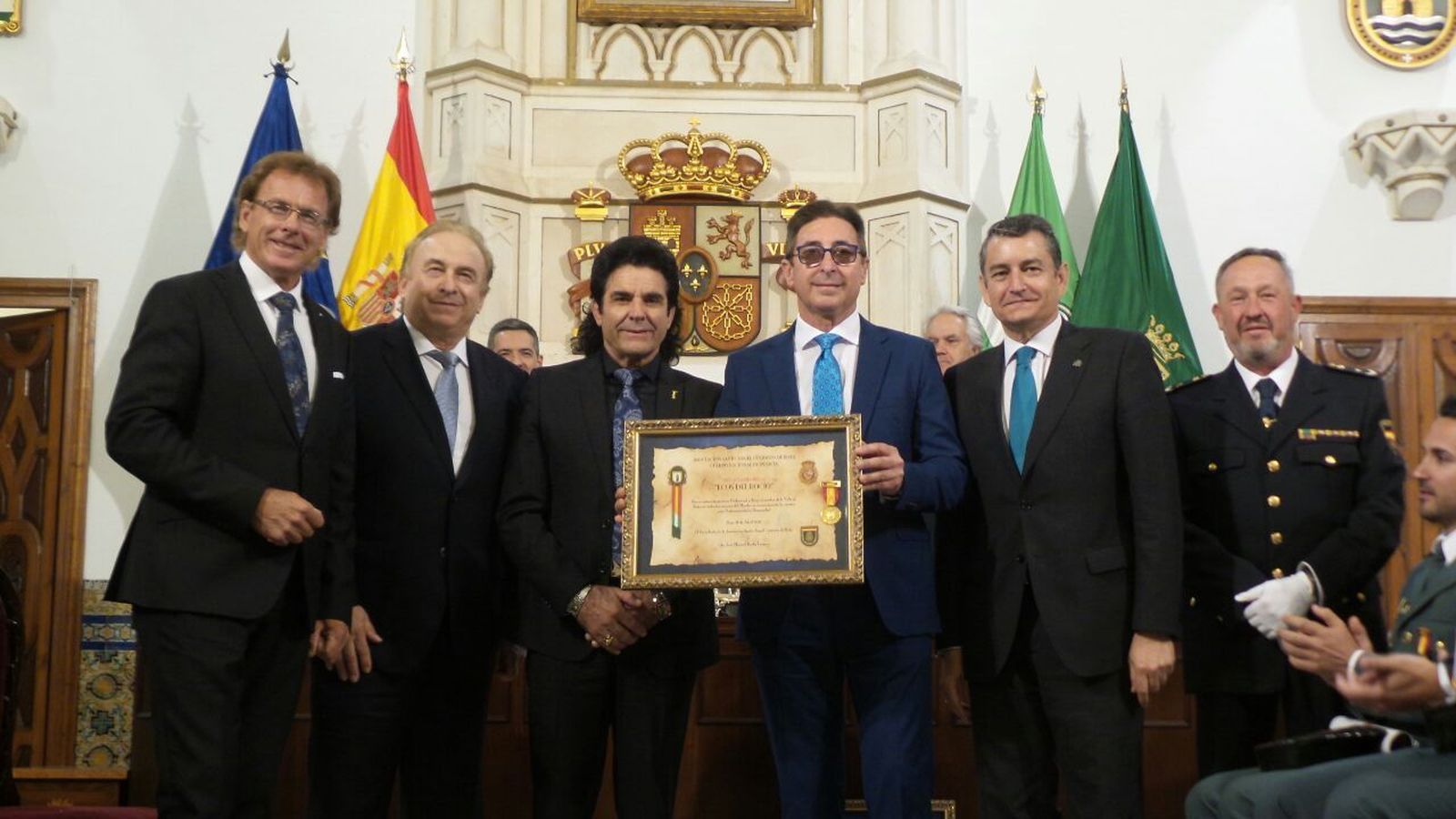 Reconocimiento policial a'Ecos del Rocío'