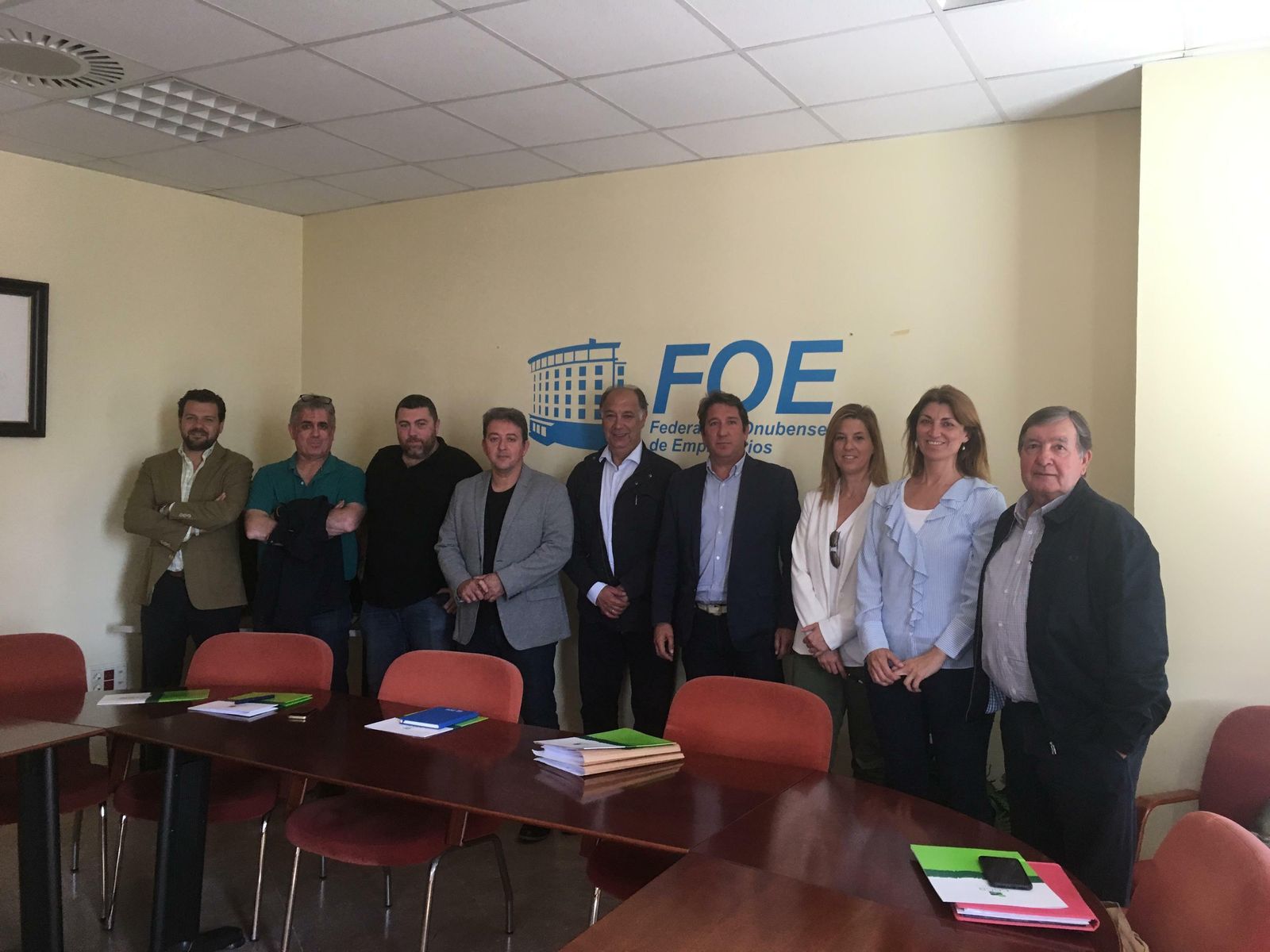 Ruperto Gallardo y su equipo posa junto a los representantes de Huelva Comercio.