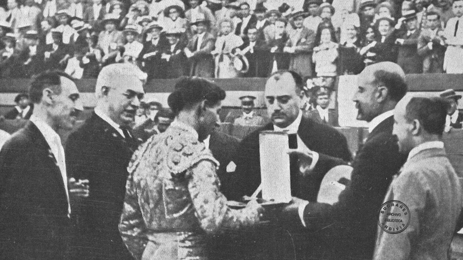 El diestro recogiendo la Oreja de Oro en la plaza de toros de Huelva el 2 de agosto de 1925.