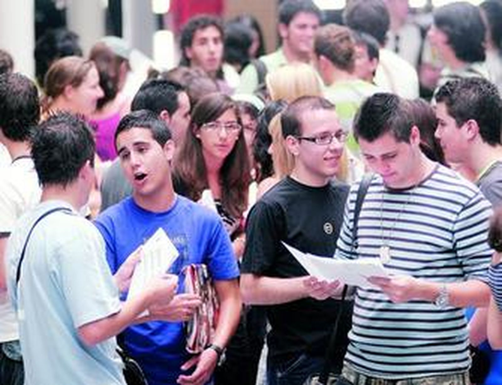 Estudiantes antes de un examen de selectividad.