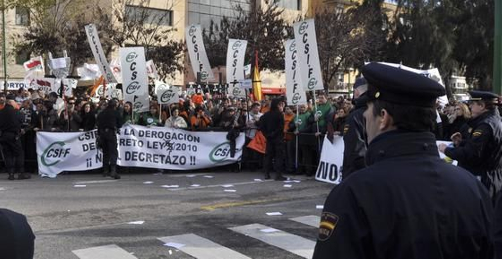 Funcionarios, miembros de los sindicatos CSIF, Safja y Ustea, protestan a las puertas del Parlamento contra la reforma del sector público.

Foto: Manuel Gómez