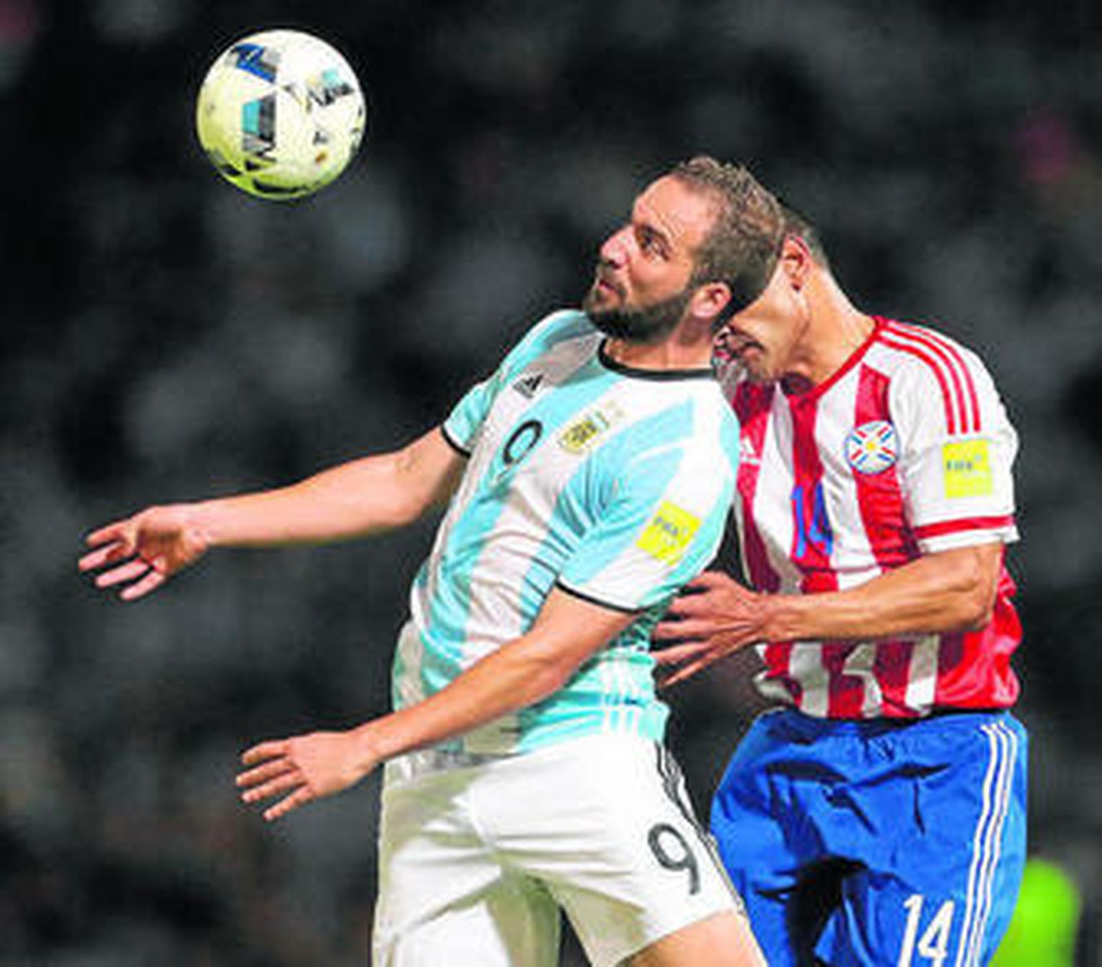 Higuaín, ante el paraguayo Paulo da Silva en el partido jugado en Córdoba.