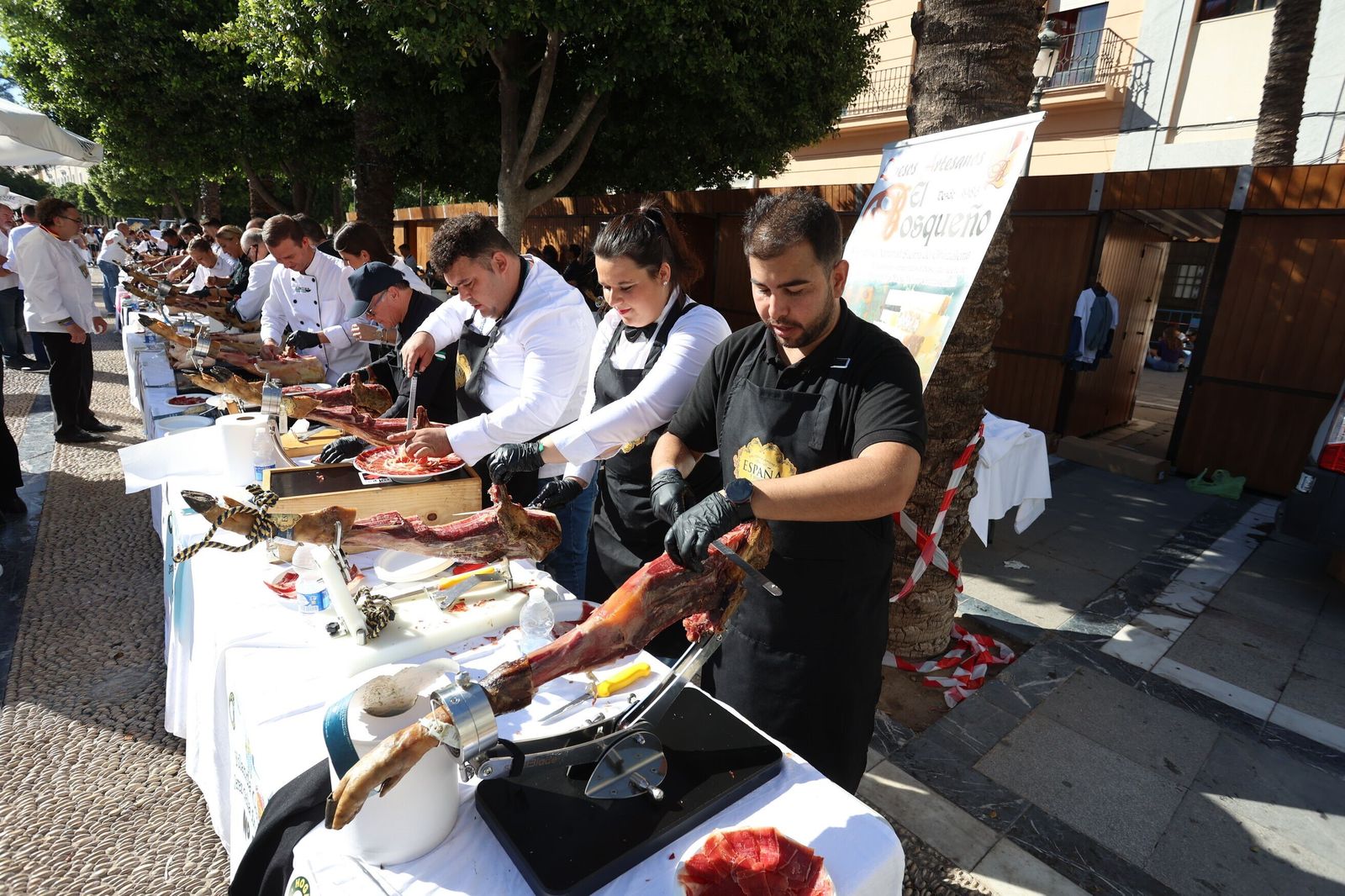 Cortadores de jamón en la plaza del Arenal a beneficio del Hogar San Juan