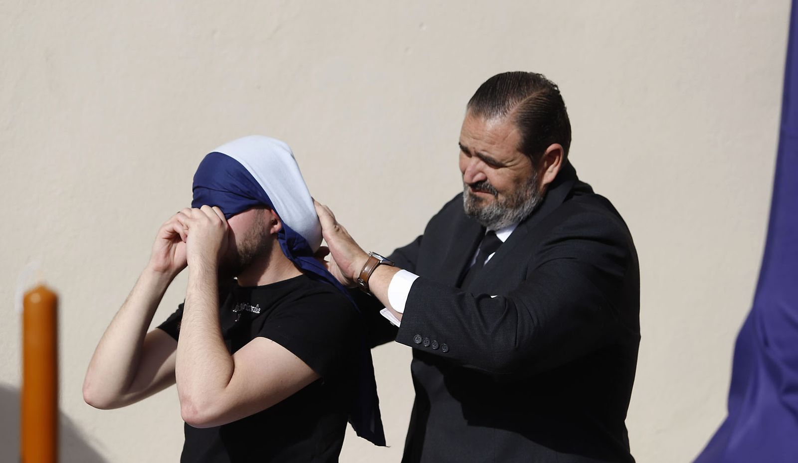 La Hermandad del Descendimiento en su recorrido por las calles de Huelva el Viernes Santo