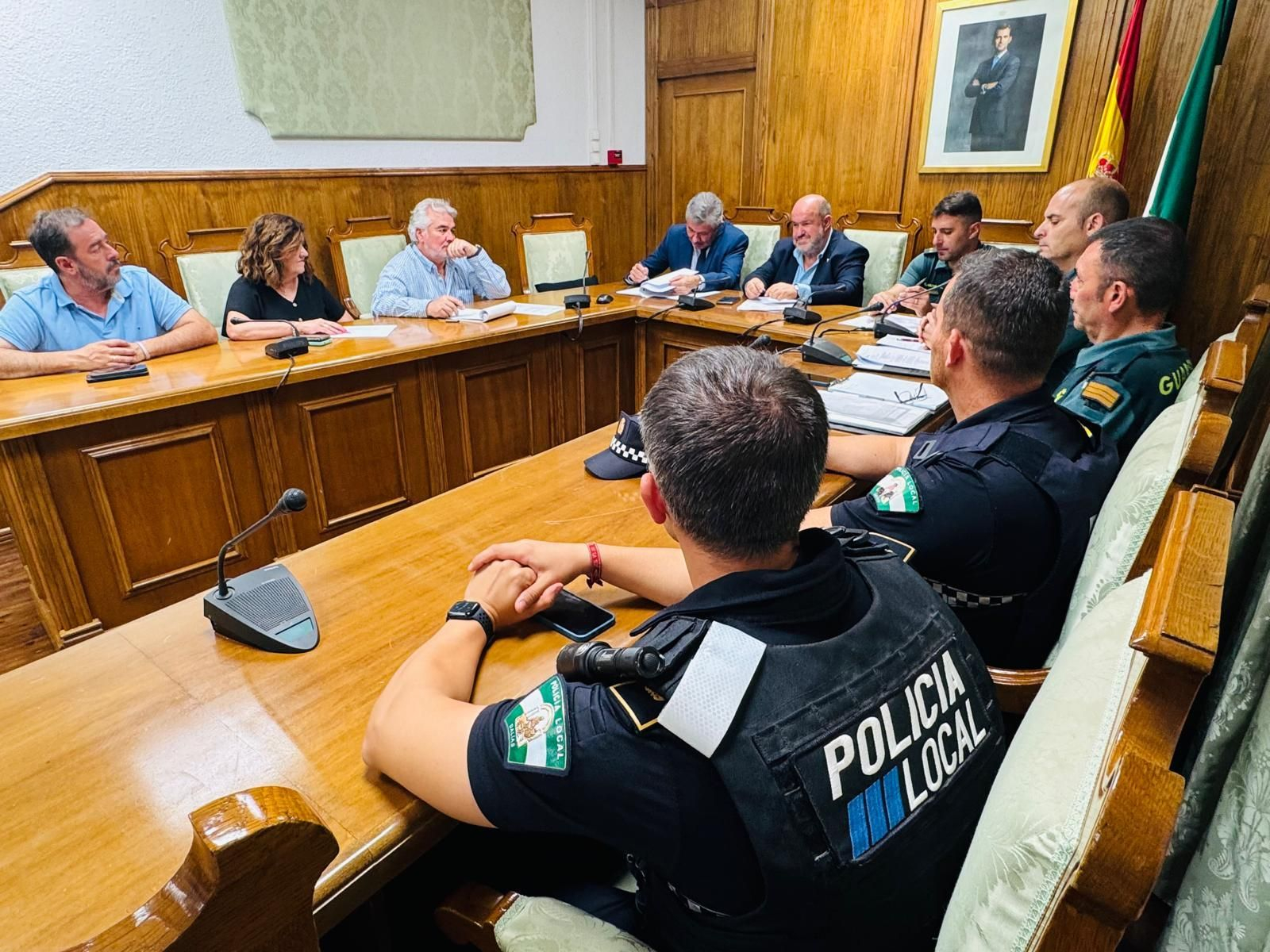 El alcalde reunido con responsables de la Policía Local y la Guardia Civil.