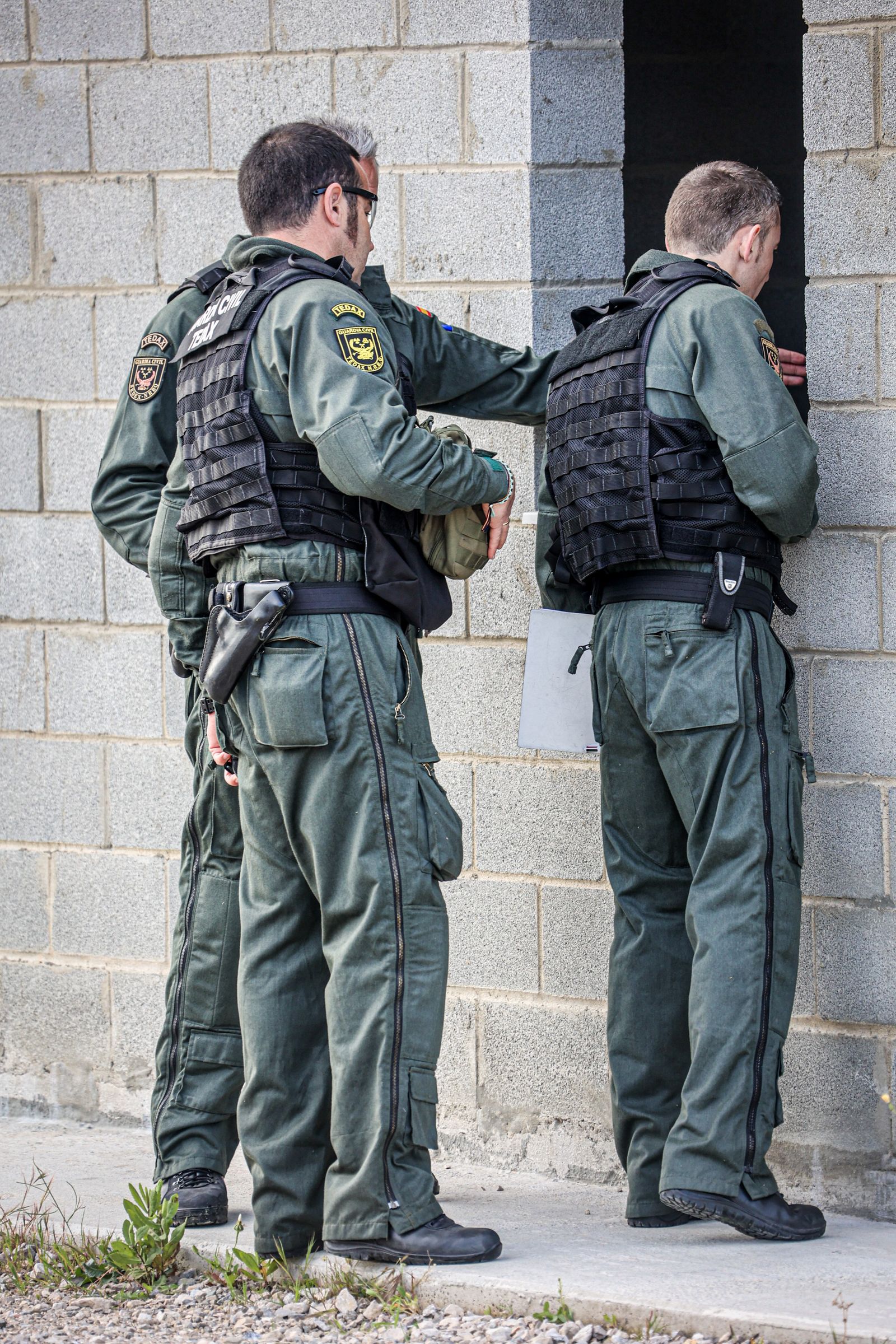 Fuerzas Armadas: Así se adiestran los equipos de desactivación de explosivos en Cádiz