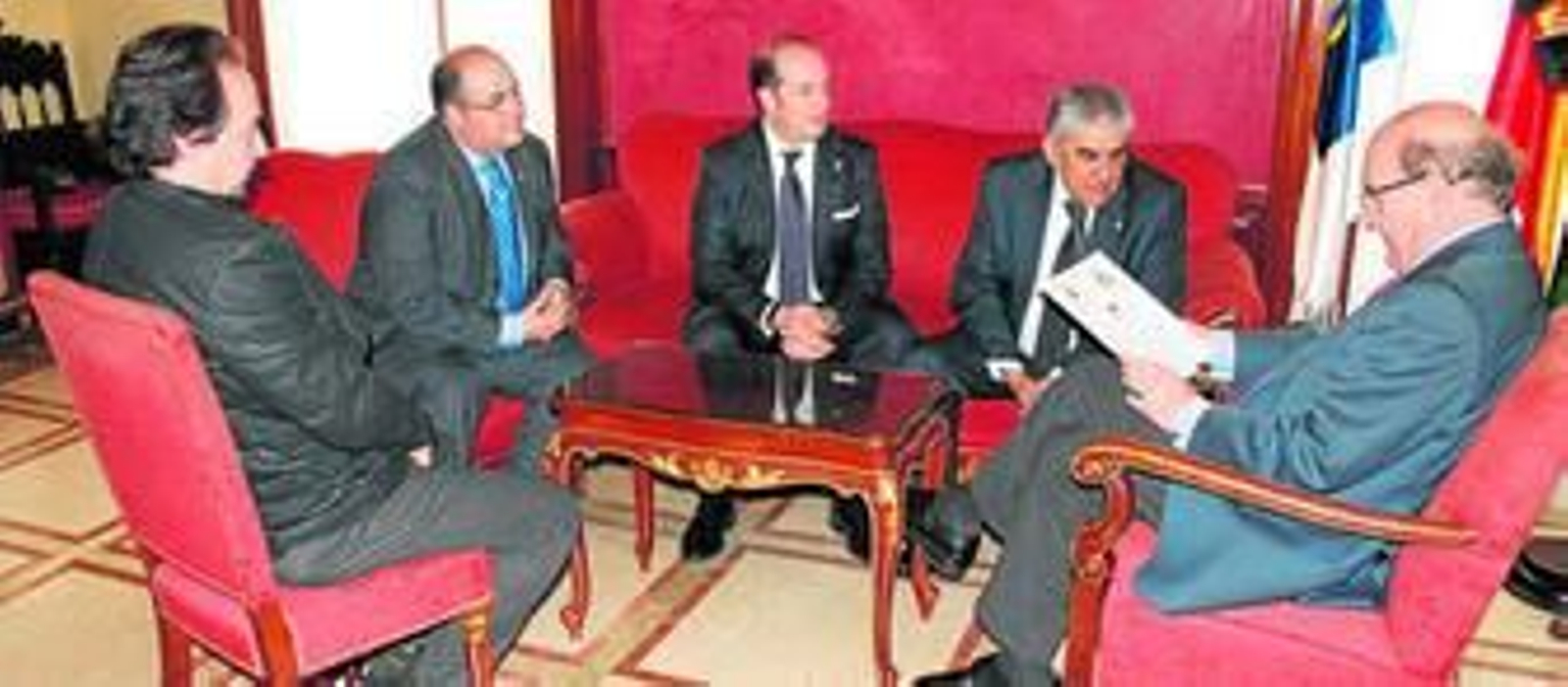 El alcalde Pedro Rodríguez, junto al delegado de Fiestas, Manuel Remesal, recibió a una comisión de la Vera Cruz, encabezada por Francisco Martín Durán.