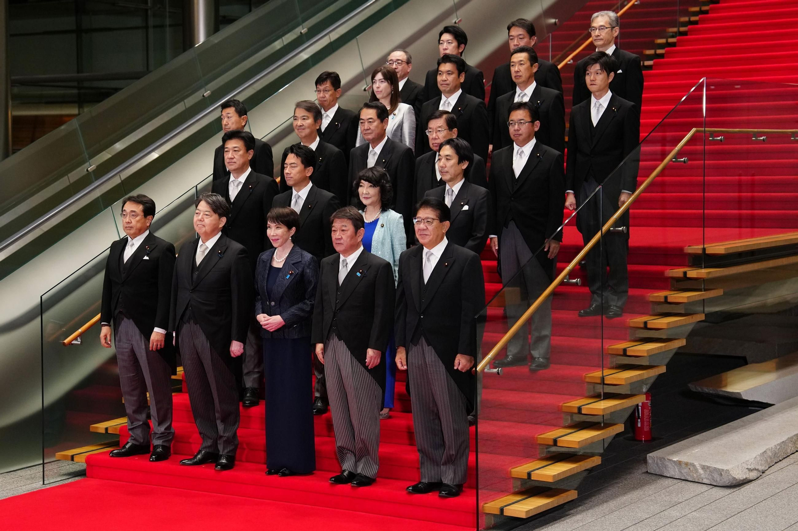 La nueva primera ministra japonesa, Sanae Takaichi, posa con su Gobierno en Tokio.
