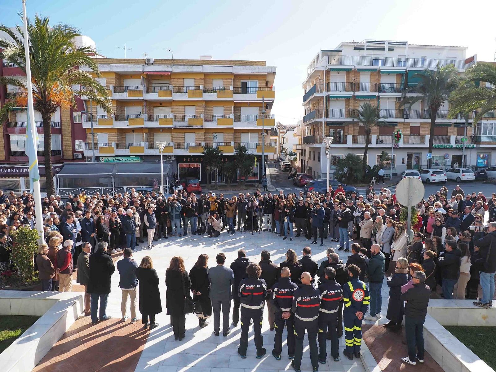 Las imágenes de la concentración silenciosa en Punta Umbría por los cinco fallecidos en el accidente de Adamuz