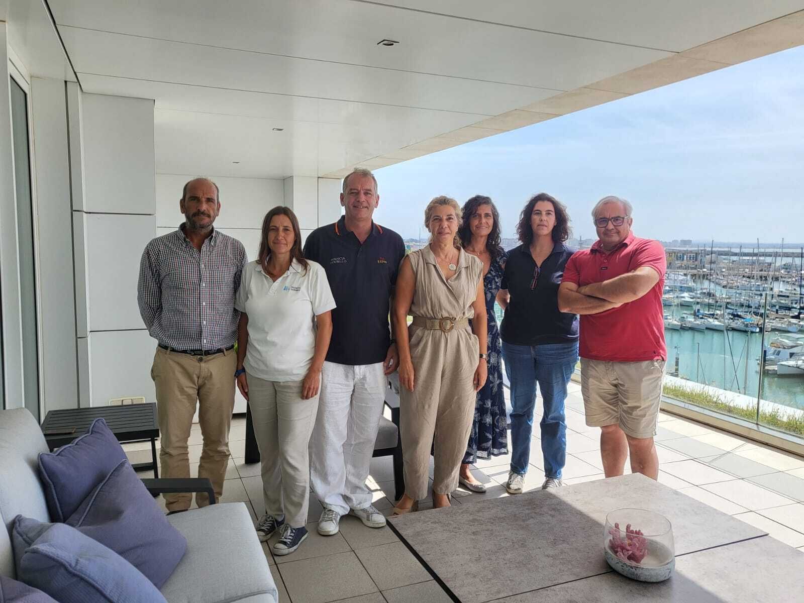 Foto de familia de los asistentes a la reunión en las magníficas instalaciones de Puerto Sherry.
