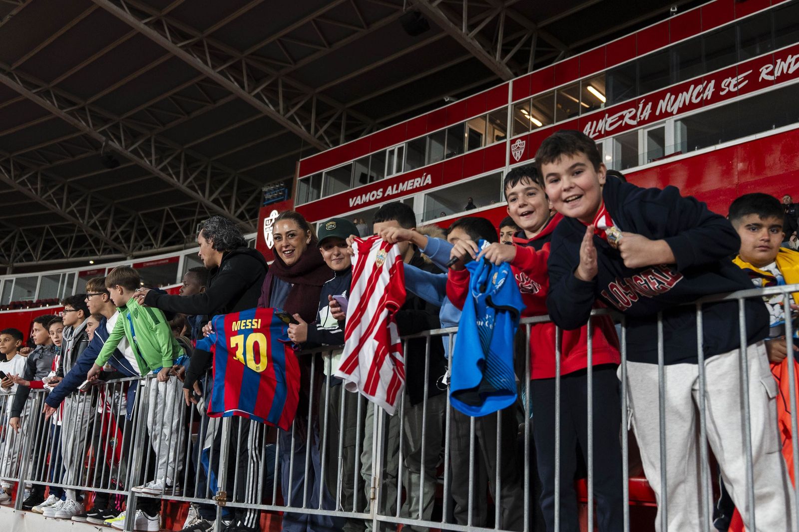 Fotogalería del partido homenaje a Guillermo Blanes entre los veteranos de la UD Almería y el FC Barcelona