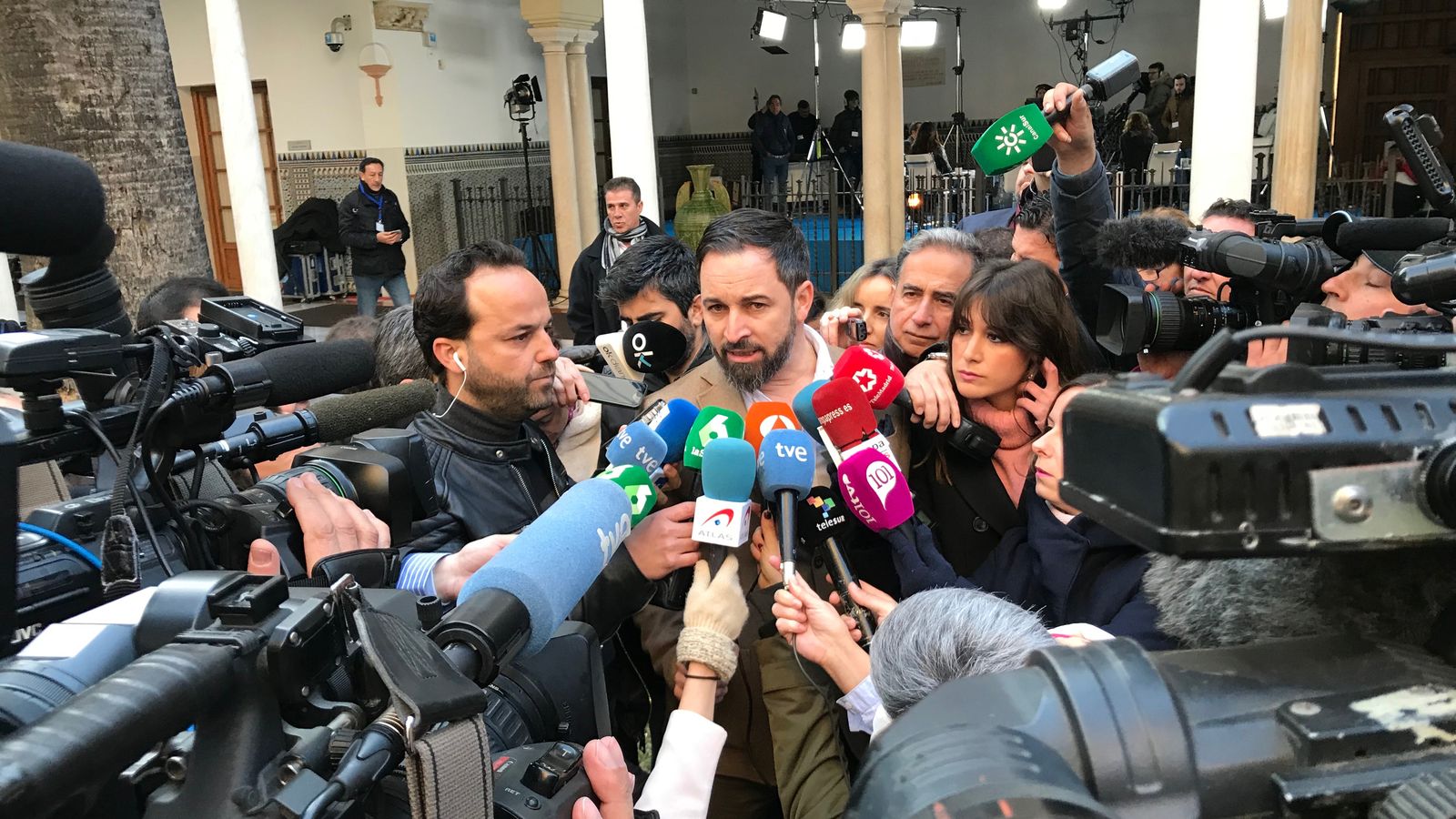 Santiago Abascal habla ante los medios