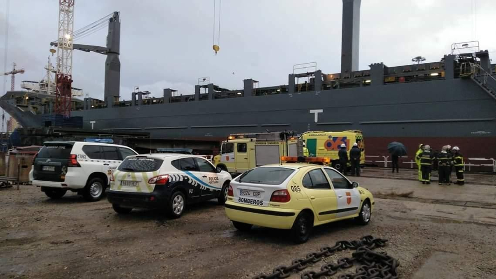 Operativo de rescate de un marinero filipino que murió al caer en el interior de un barco en Campamento