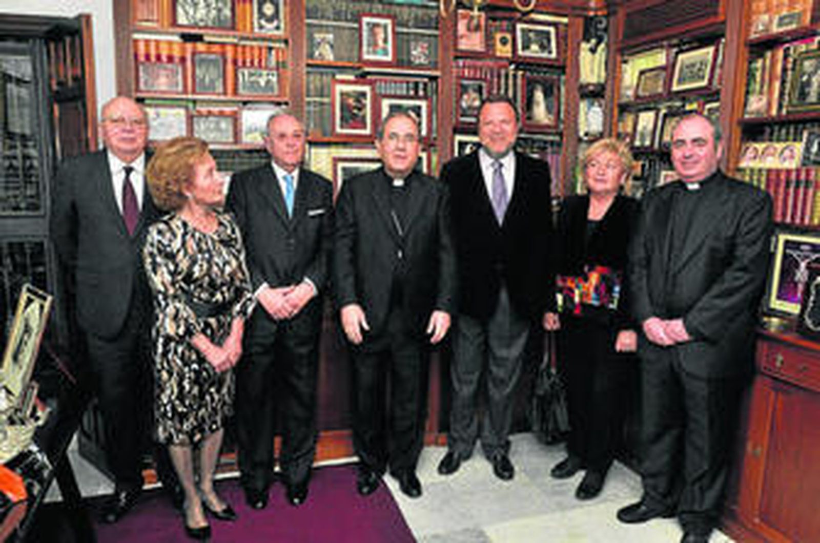 Adolfo Arenas, presidente del Consejo; María Milagrosa, mujer del pregonero; Fernando Cano-Romero, pregonero de la Semana Santa; el arzobispo Asenjo; Sánchez Monteseirín, alcalde de Sevilla; Rosamar Prieto-Castro, delegada de Fiestas Mayores; y Manuel Soria, delegado de Hermandades; ayer, en casa del pregonero.