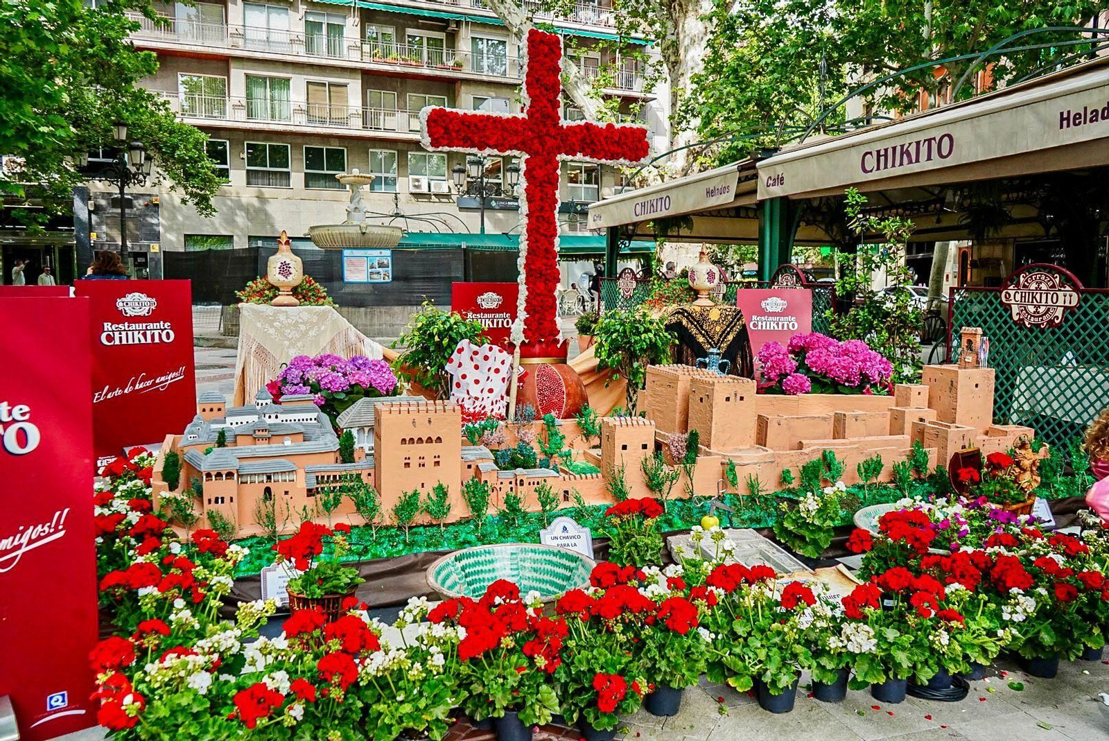 Granada ya vive las Cruces desde el día de antes: las mejores fotos