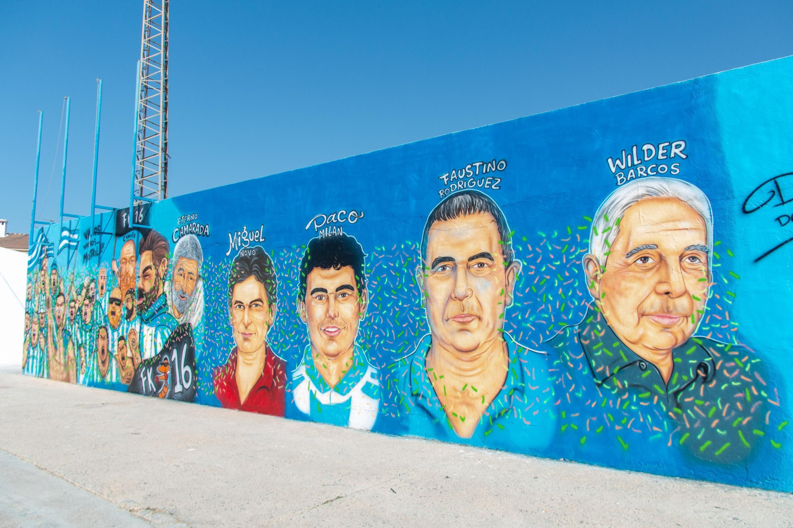 El mural ocupa gran parte de la fachada de entrada al Escribano Castilla