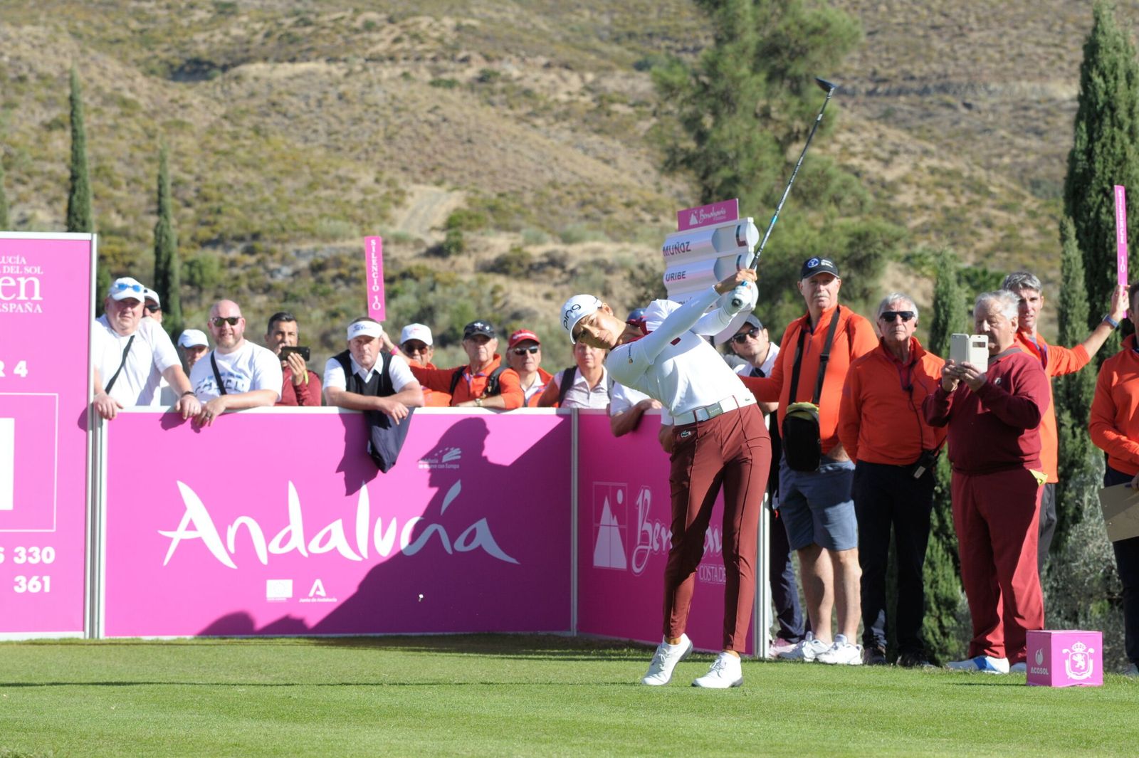 Azahara Muñoz golpea desde el tee.