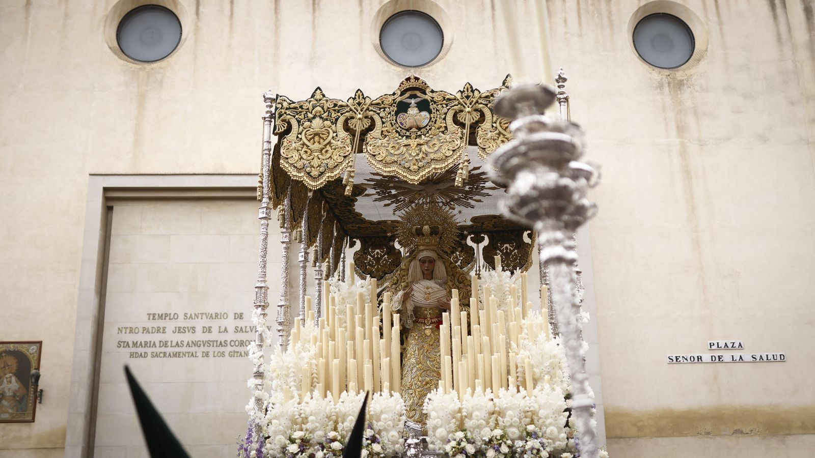 La Virgen del Rocío tras salir del santuario de los Gitanos.