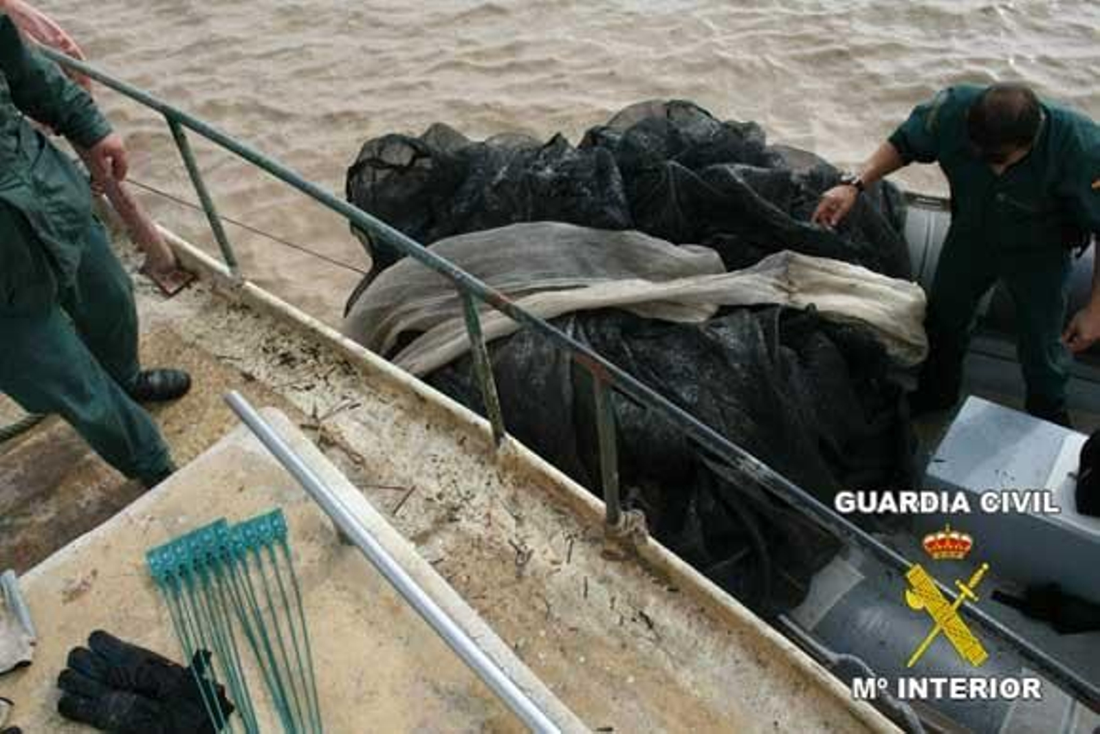 Agunas de las redes incautadas por la Guardia Civil.

Foto: Borja Benjumeda