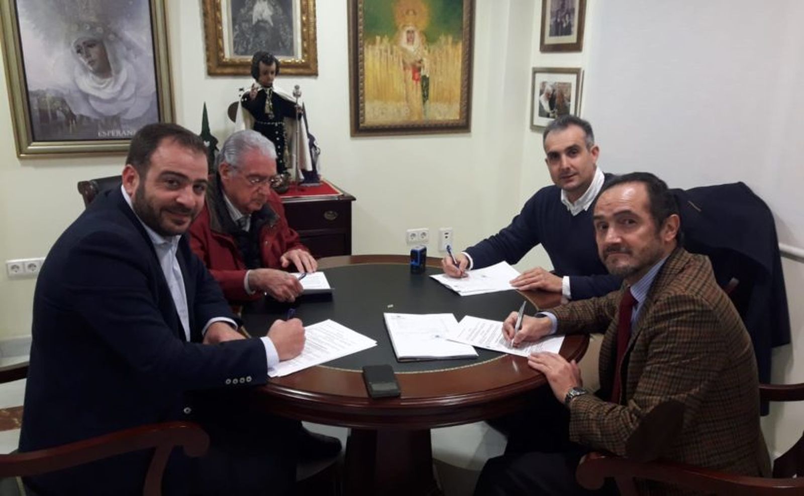 Firma del contrato con la empresa.