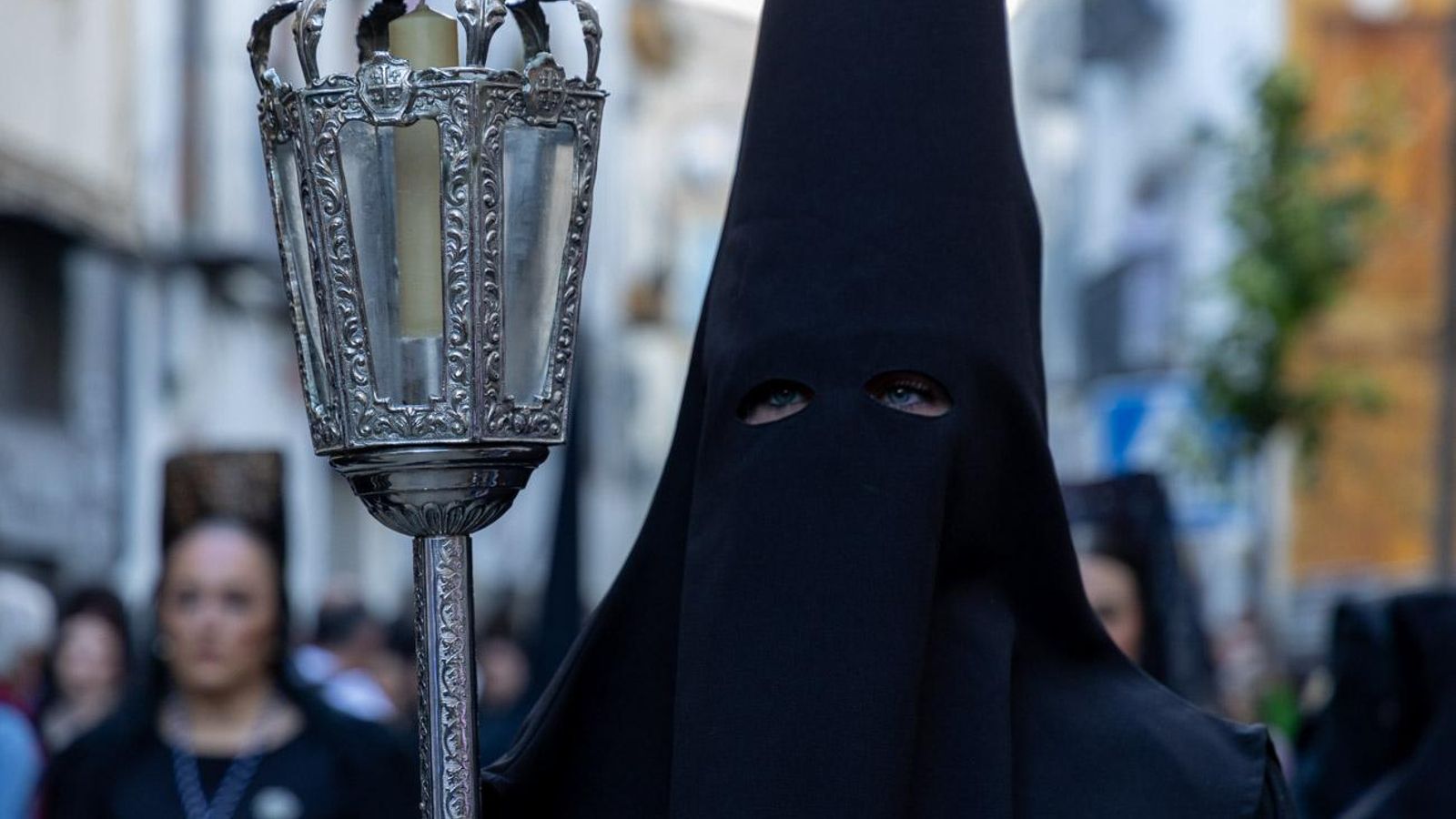 Luto y duelo en la noche del Viernes Santo, en imágenes