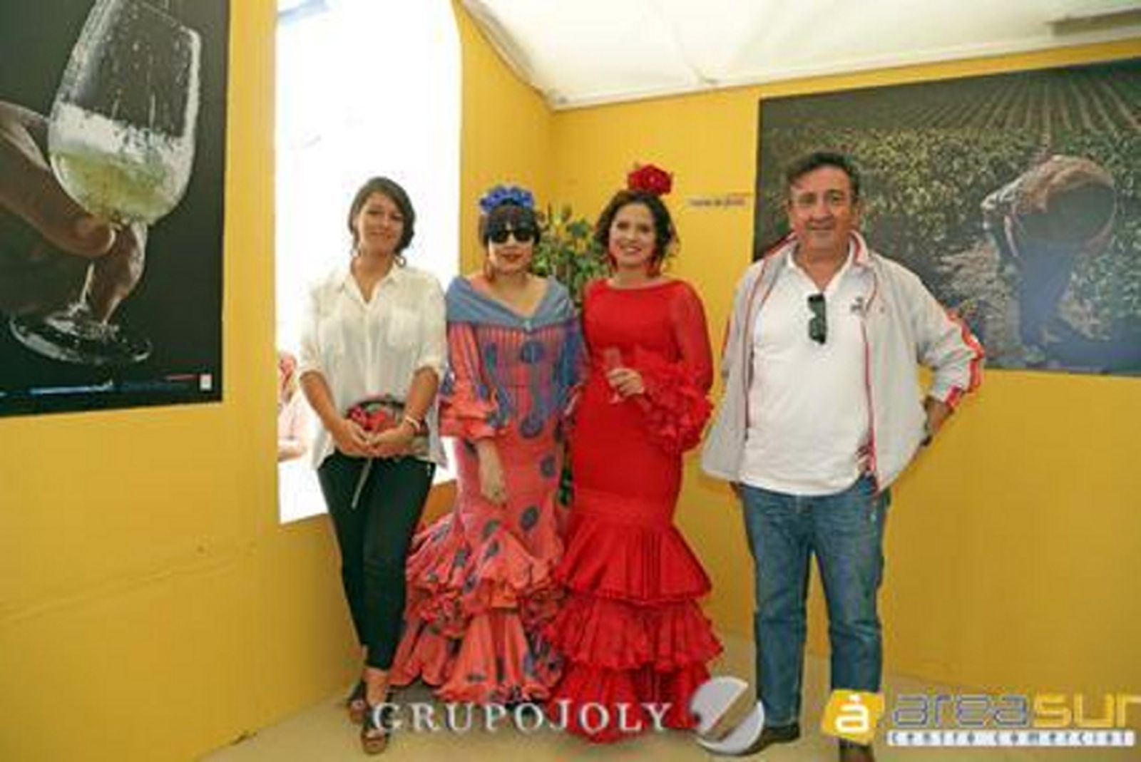 Marisa López brinda en la caseta del Diario con Manuel Alba, del área de servicio ‘La Alegría’, Auxi Alba y Marta Villar.

Foto: Vanesa Lobo