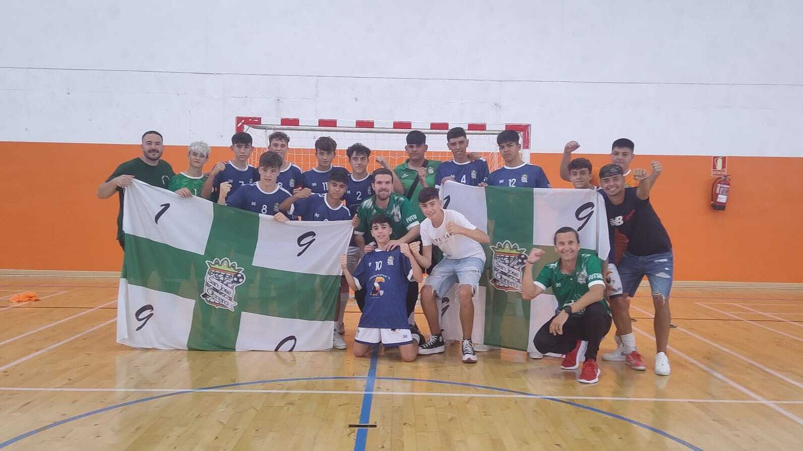La plantilla del San José Obrero celebra en la cancha el ascenso.