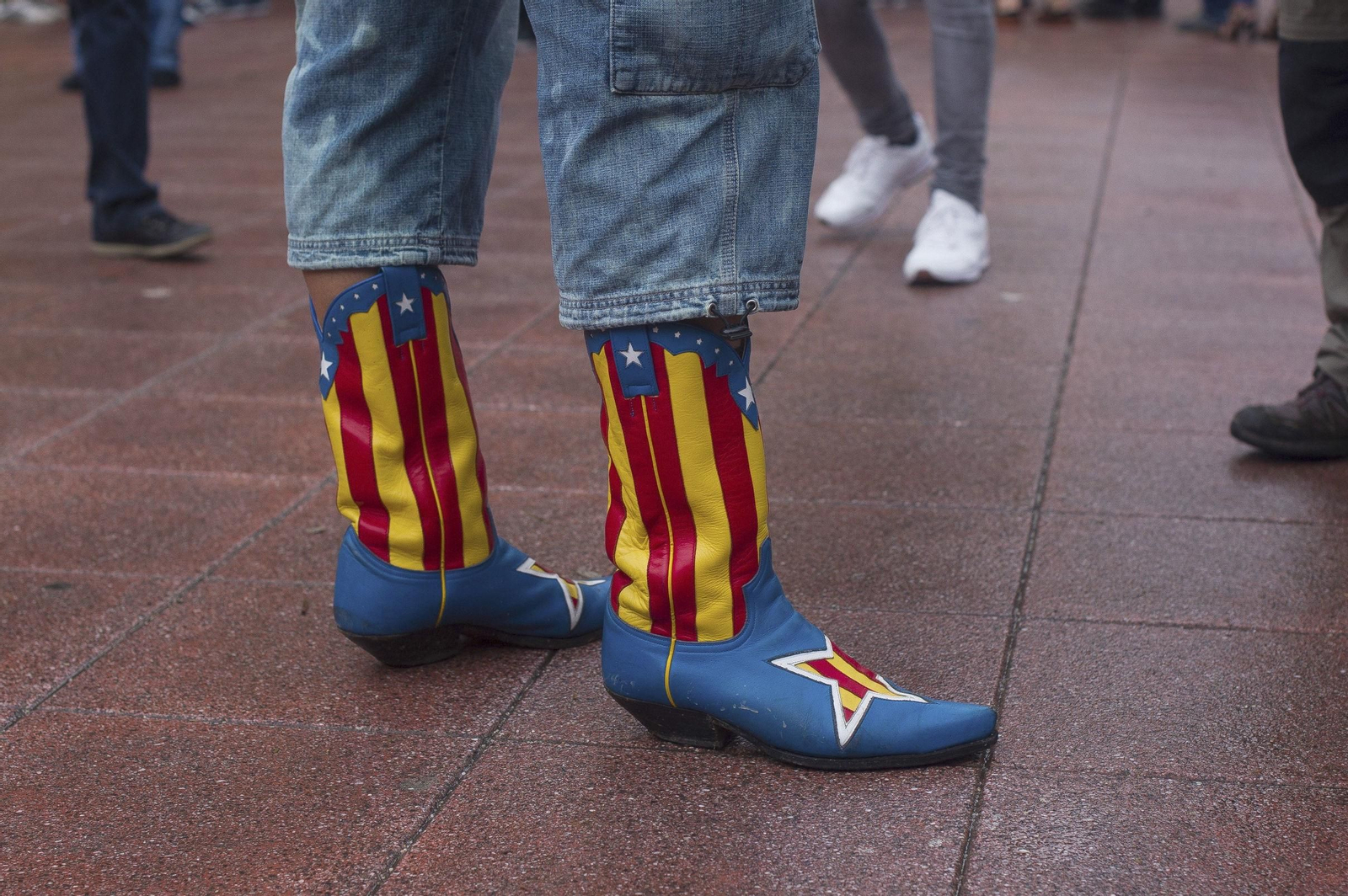 Un extraño calzado con los colores de los independentistas catalanes