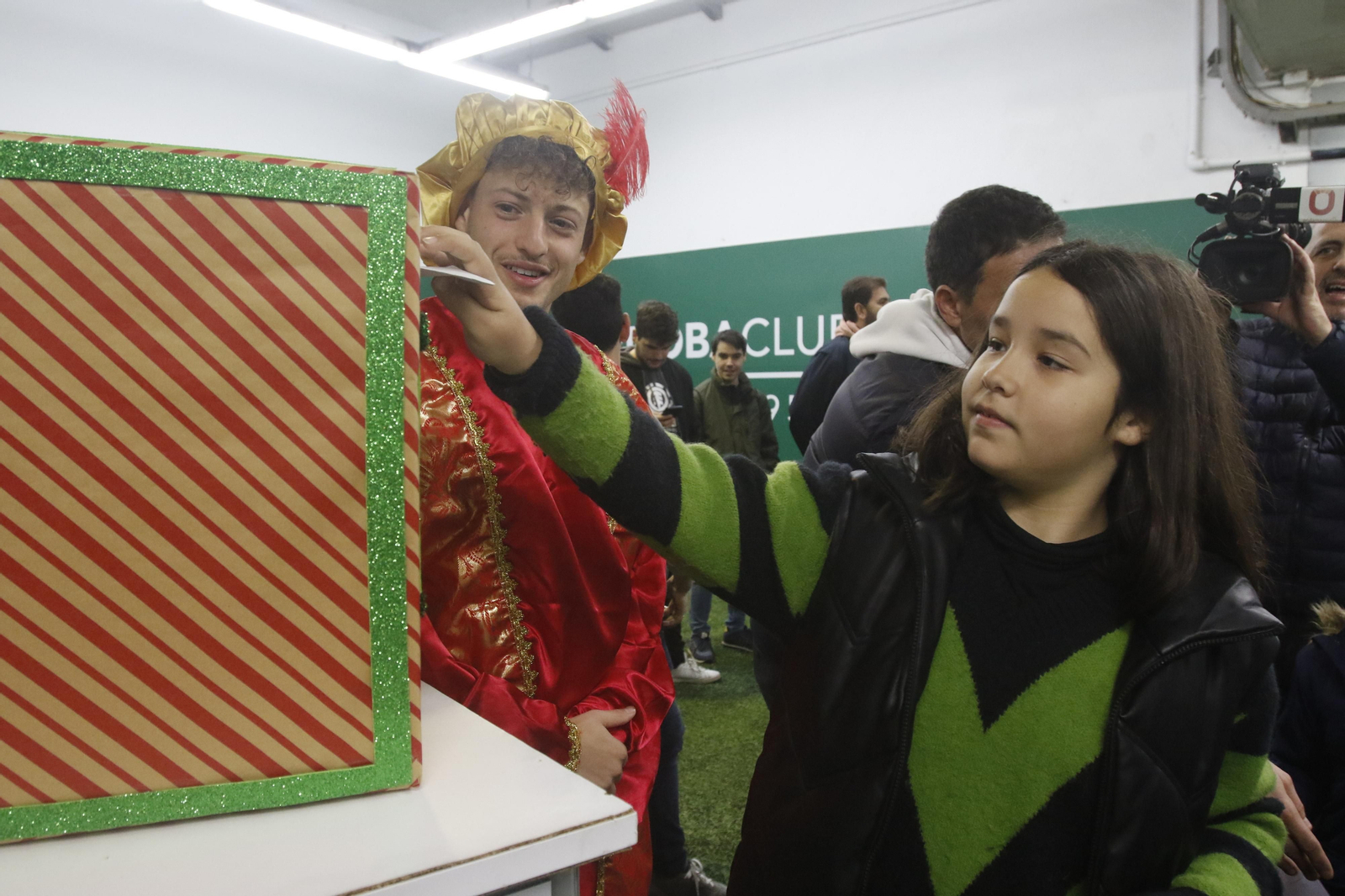 Los Reyes Magos en El Arcángel con la afición del Córdoba CF, en imágenes