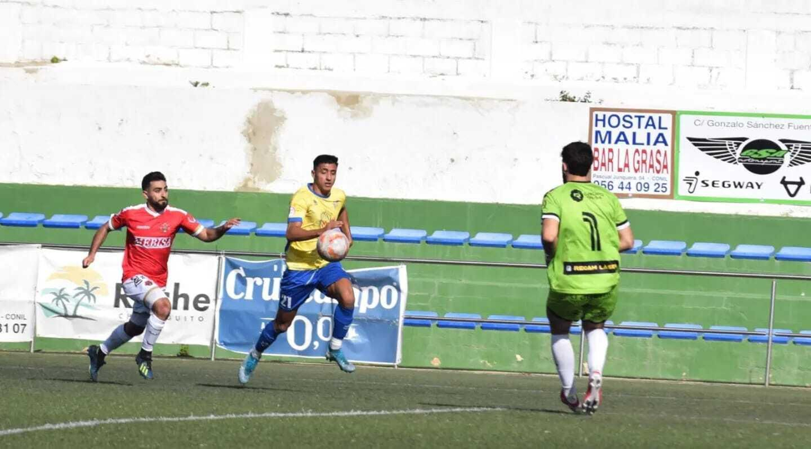 Ismael, en un mano a mano del Conil en el último encuentro.