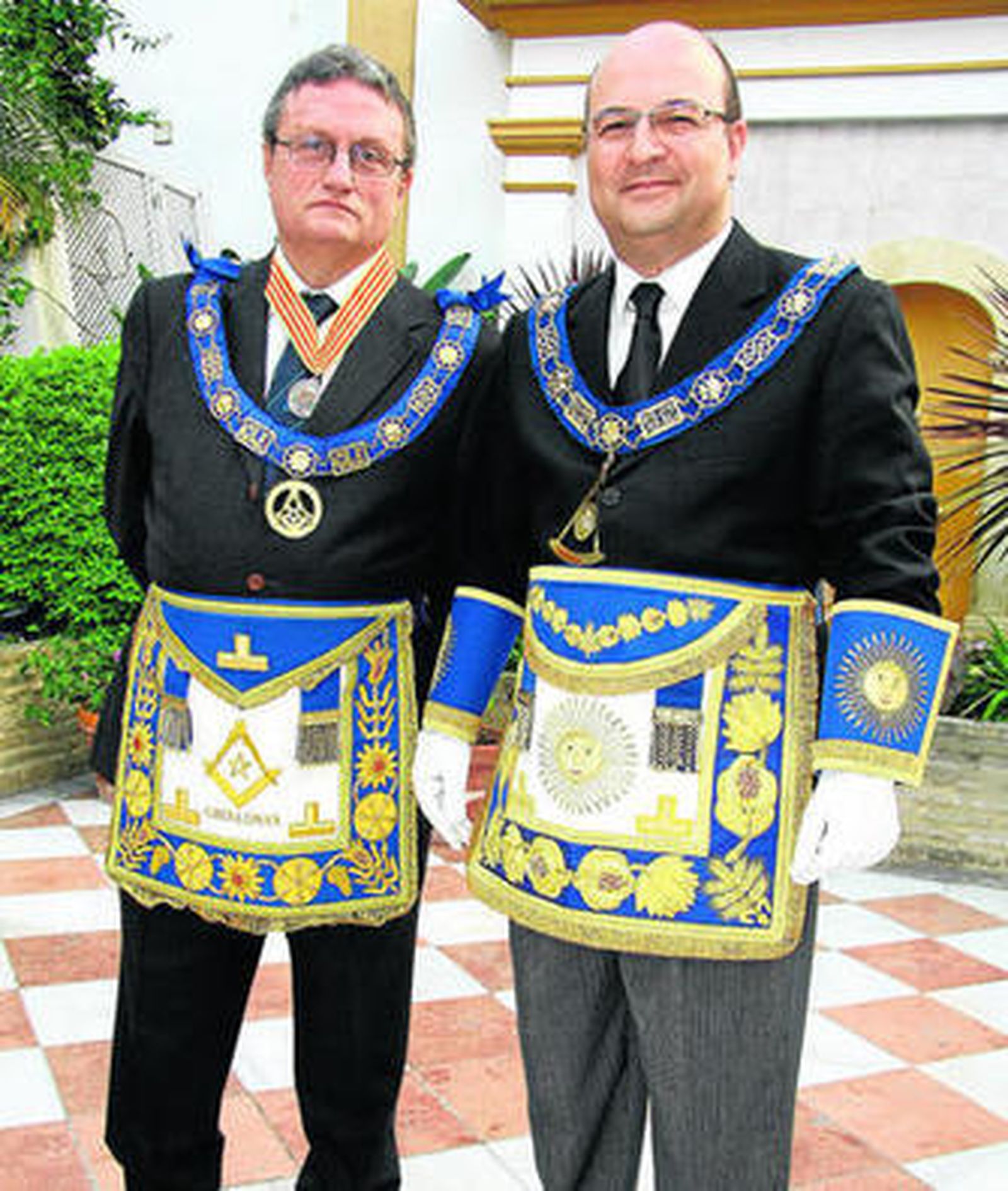 Oscar de Alfonso (a la derecha), junto a uno de los maestros de la masonería participantes en el cónclave.