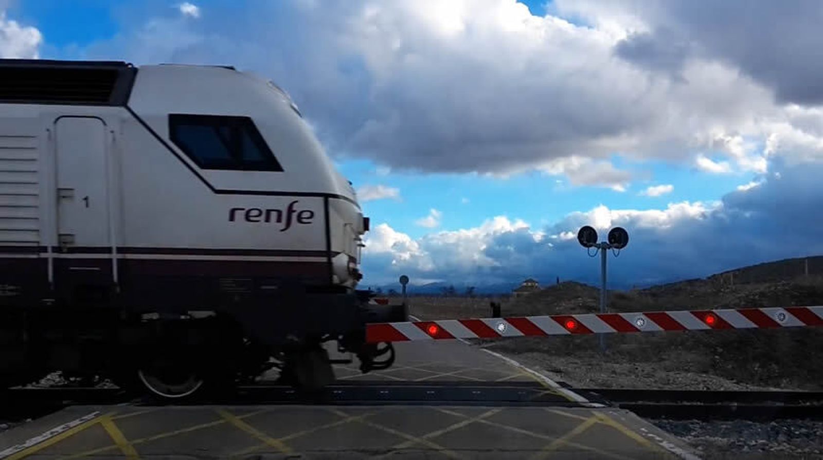 Locomotora del Talgo Madrid-Almería cruza el paso a nivel de Huélago