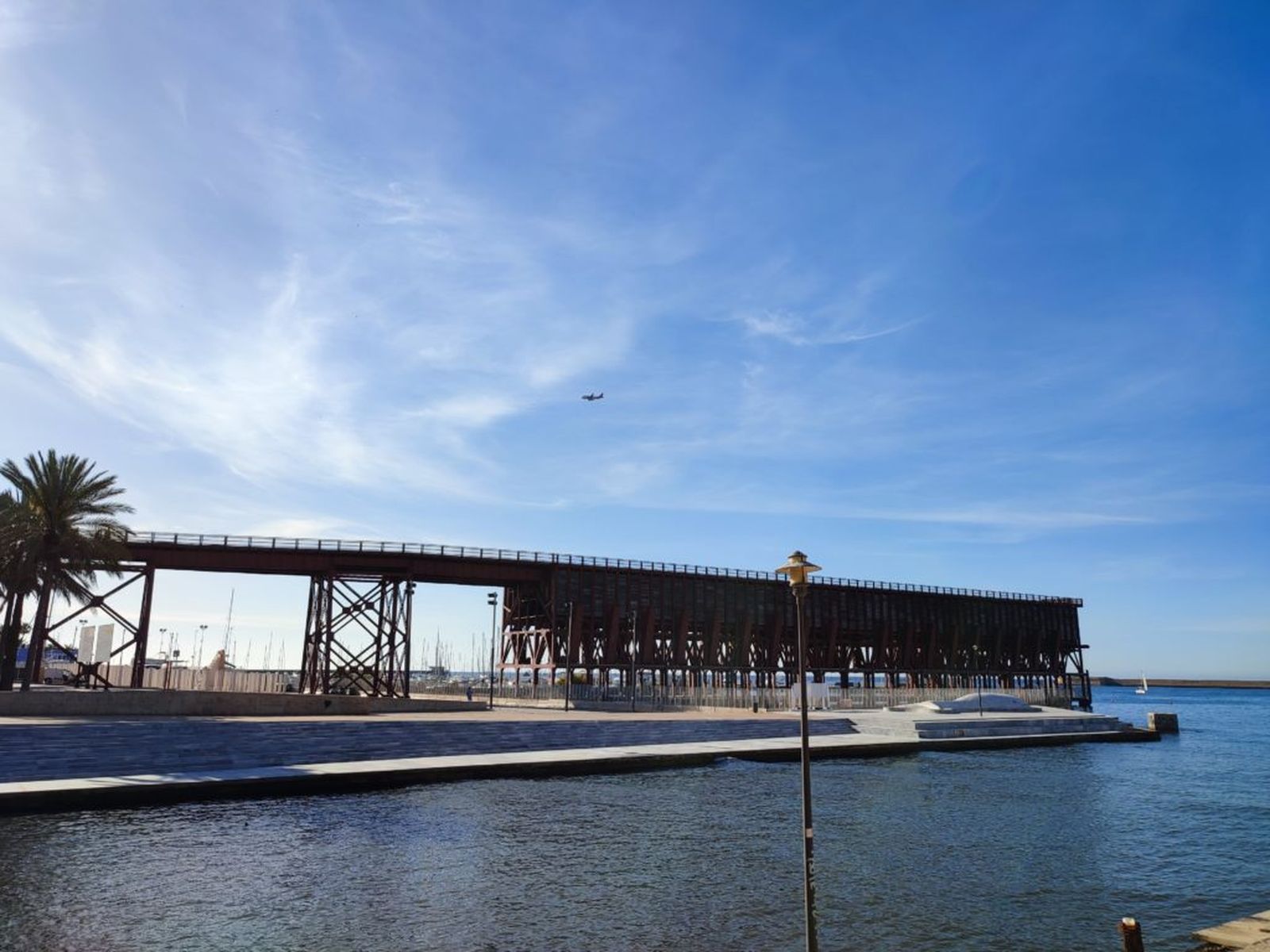 ‘El Cable Inglés’ de fondo en una imagen tomada de Almería a la altura del Puerto de la ciudad..