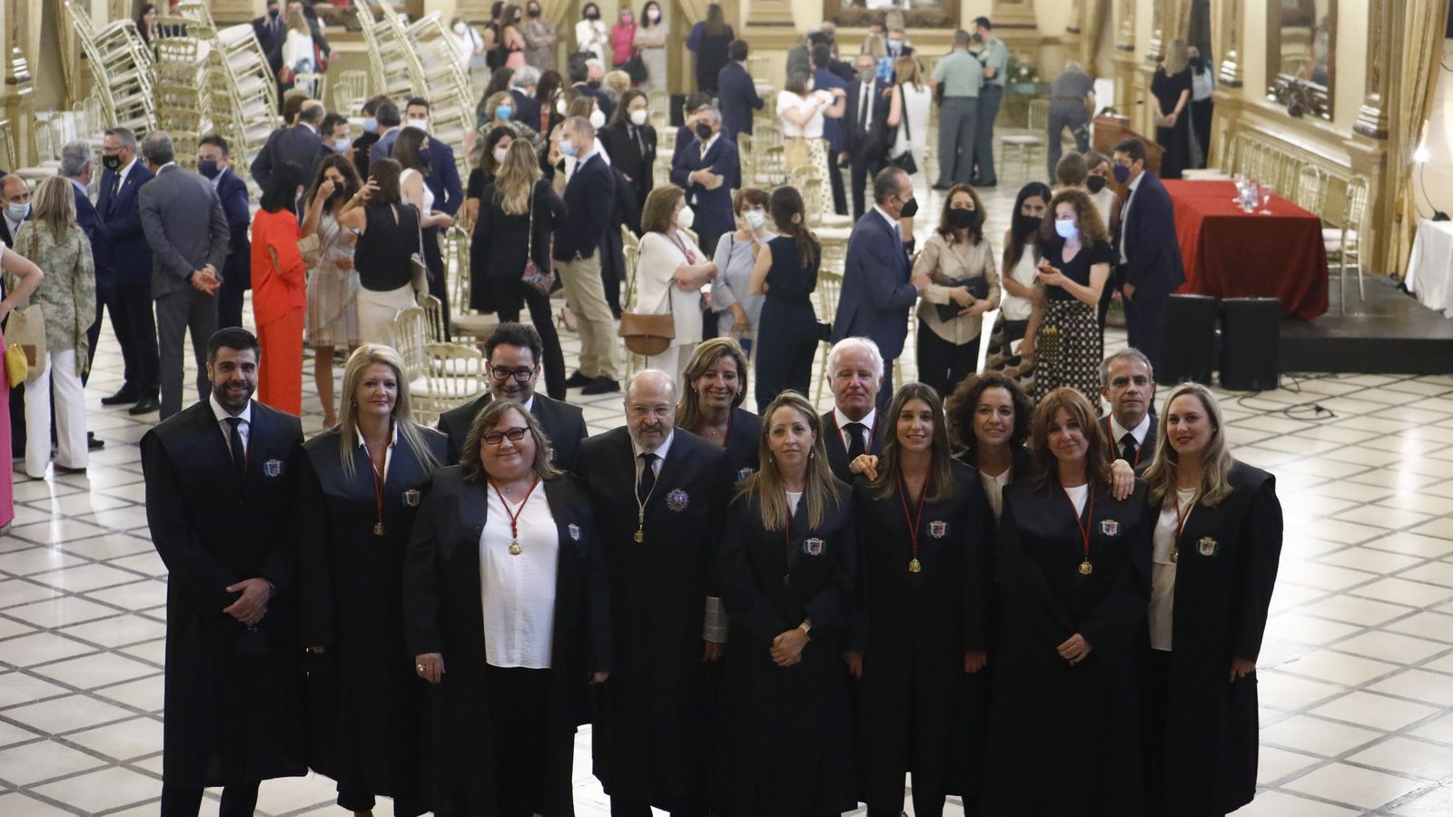 Carlos Arias, en el centro, junto a los integrantes de la nueva Junta de Gobierno del Colegio de Abogados de Córdoba.