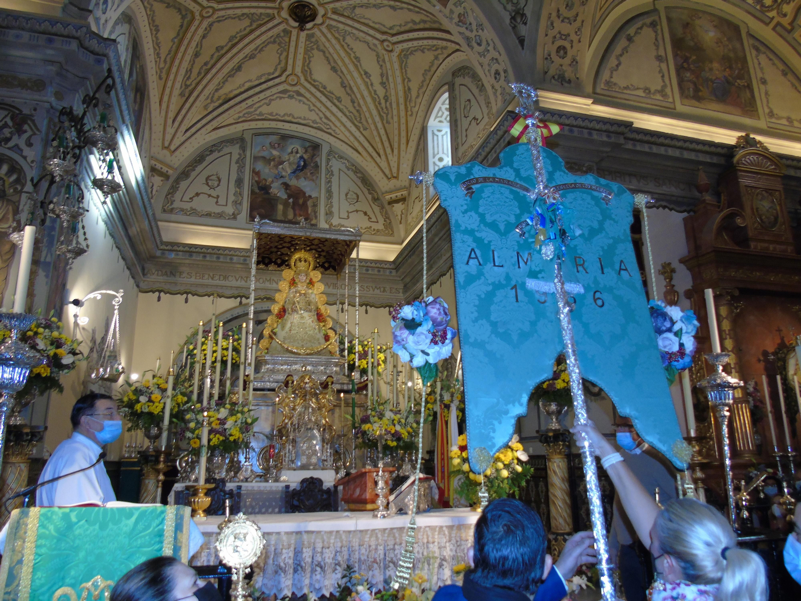 El Simpecado de Almería ante la Virgen del Rocío.