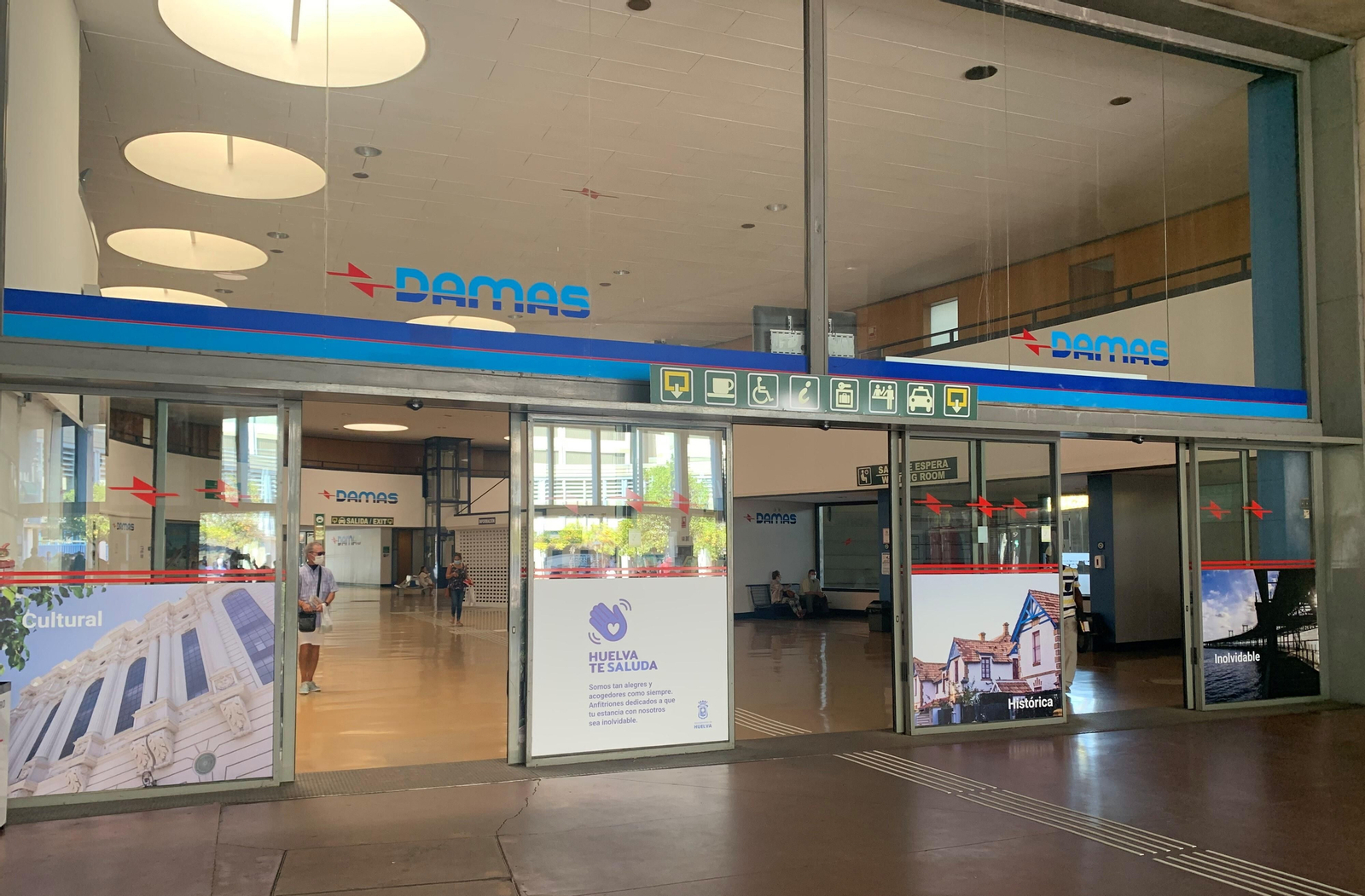 Campaña Huelva te Saluda en la estación de autobuses de Damas.